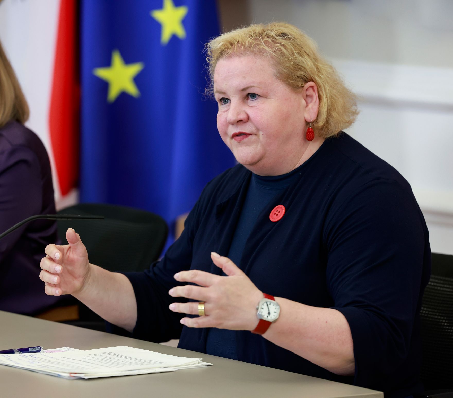 Am 22. April 2026 nahmen Bundesministerin Beate Meinl-Reisinger, Bundesministerin Korinna Schumann (im Bild) und Staatssekret&auml;rin Barbara Eibinger-Miedl am Pressefoyer nach dem Ministerrat teil.