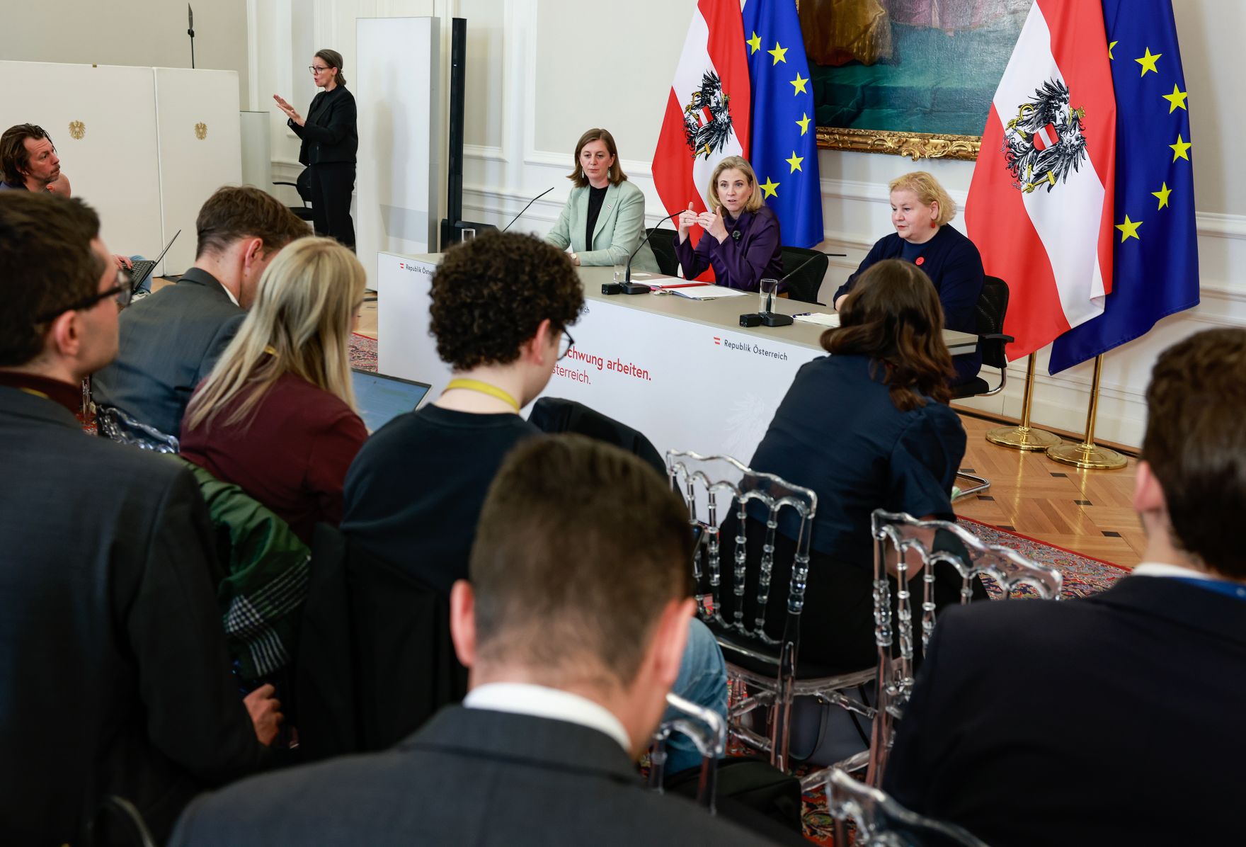 Am 22. April 2026 nahmen Bundesministerin Beate Meinl-Reisinger, Bundesministerin Korinna Schumann und Staatssekret&auml;rin Barbara Eibinger-Miedl am Pressefoyer nach dem Ministerrat teil.
