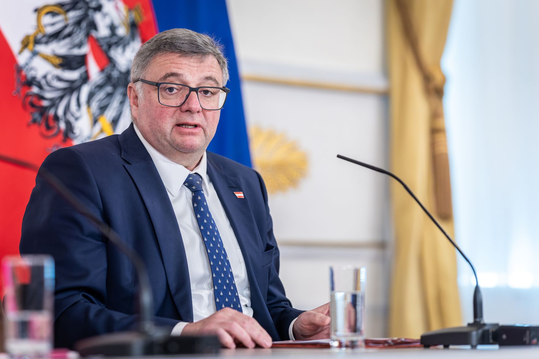 Am 29. April 2026 nahmen Bundesministerin Beate Meinl-Reisinger, Bundesminister Gerhard Karner und Staatssekret&auml;r J&ouml;rg Leichtfried (im Bild) am Pressefoyer nach dem Ministerrat teil.