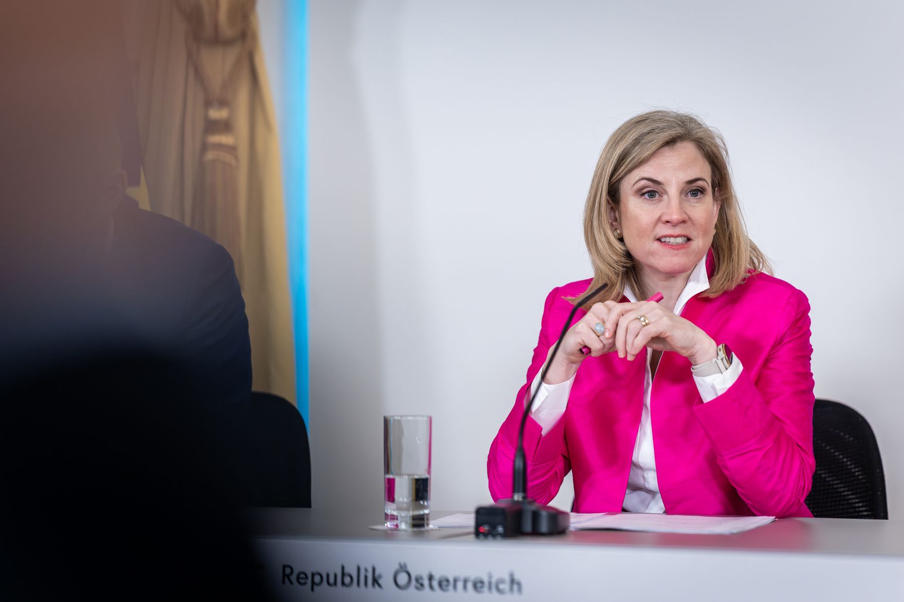 Am 29. April 2026 nahmen Bundesministerin Beate Meinl-Reisinger (im Bild), Bundesminister Gerhard Karner und Staatssekret&auml;r J&ouml;rg Leichtfried am Pressefoyer nach dem Ministerrat teil.