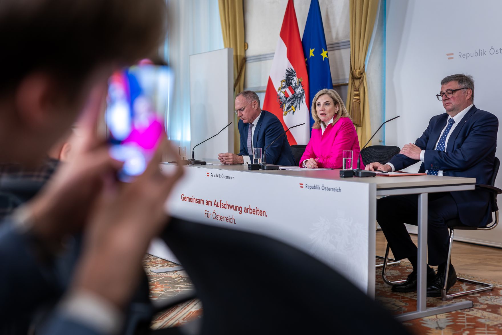 Am 29. April 2026 nahmen Bundesministerin Beate Meinl-Reisinger (2.v.r.), Bundesminister Gerhard Karner (3.v.r.) und Staatssekret&auml;r J&ouml;rg Leichtfried (r.) am Pressefoyer nach dem Ministerrat teil.