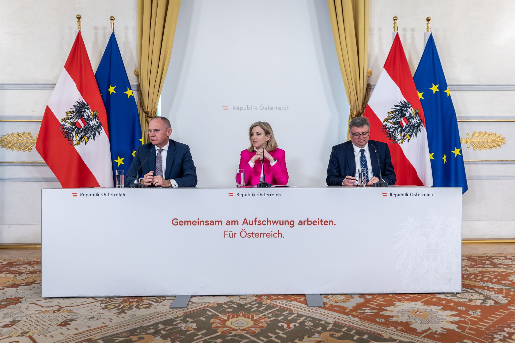 Am 29. April 2026 nahmen Bundesministerin Beate Meinl-Reisinger (m.), Bundesminister Gerhard Karner (l.) und Staatssekret&auml;r J&ouml;rg Leichtfried (r.) am Pressefoyer nach dem Ministerrat teil.