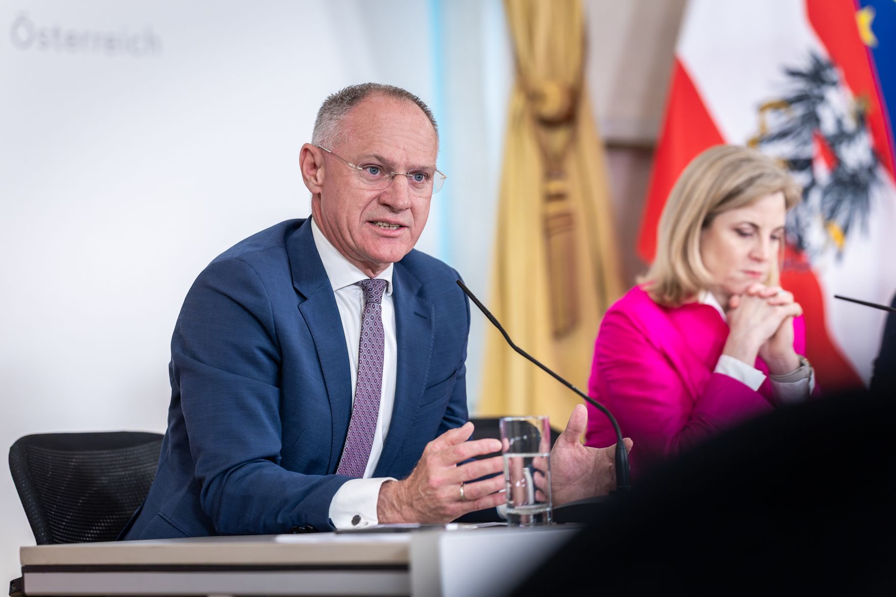 Am 29. April 2026 nahmen Bundesministerin Beate Meinl-Reisinger (r.), Bundesminister Gerhard Karner (l.) und Staatssekret&auml;r J&ouml;rg Leichtfried am Pressefoyer nach dem Ministerrat teil.