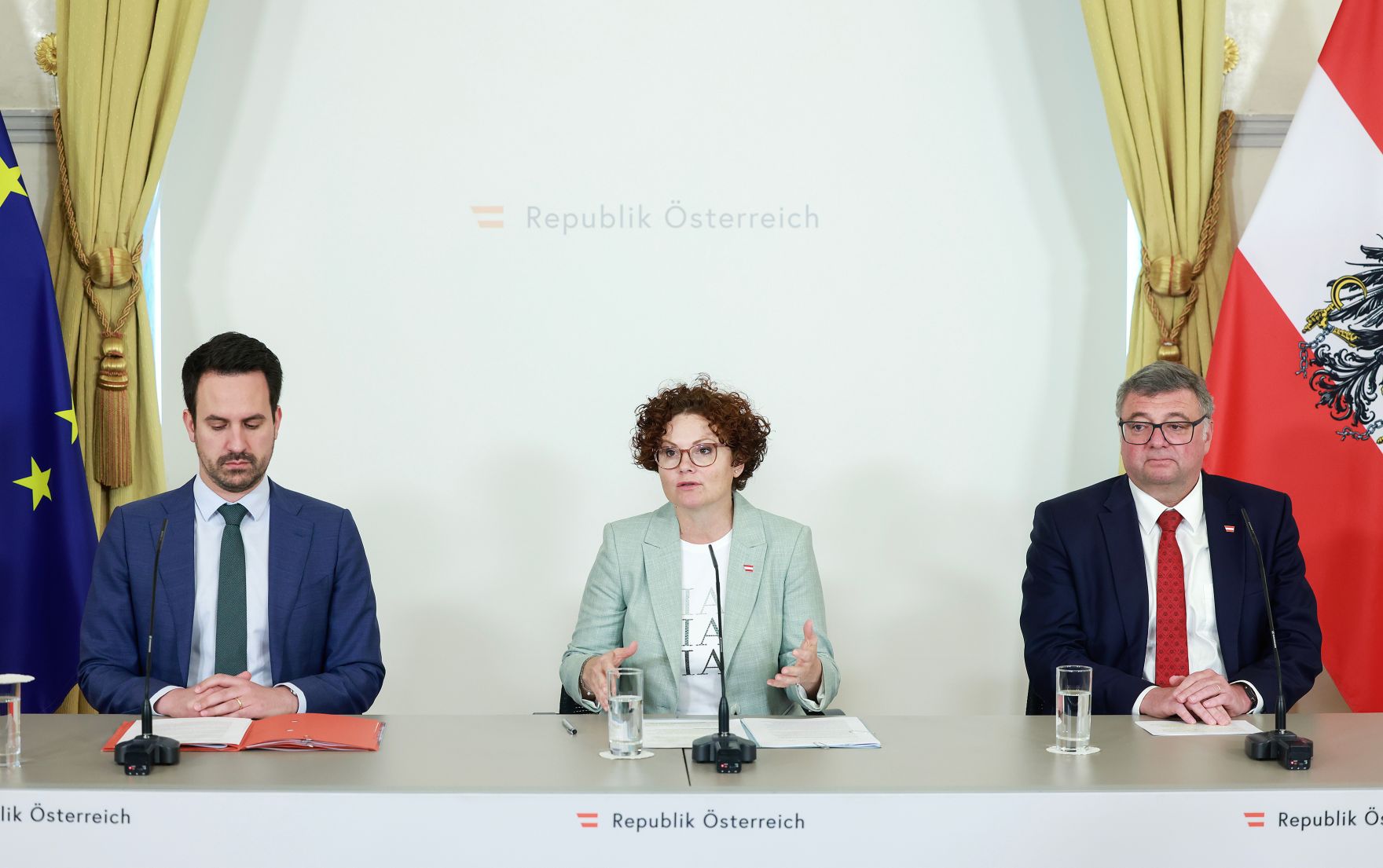 Am 6. Mai 2026 nahmen (v.l.n.r.) Bundesminister Christoph Wiederkehr, Staatssekret&auml;rin Elisabeth Zehetner und Staatssekret&auml;r J&ouml;rg Leichtfried am Pressefoyer nach dem Ministerrat teil.