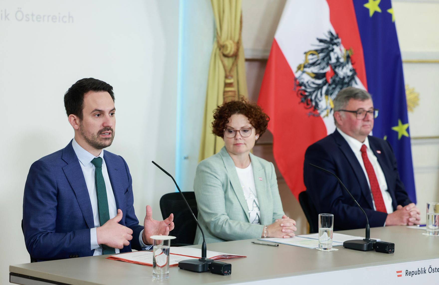 Am 6. Mai 2026 nahmen (v.l.n.r.) Bundesminister Christoph Wiederkehr, Staatssekret&auml;rin Elisabeth Zehetner und Staatssekret&auml;r J&ouml;rg Leichtfried am Pressefoyer nach dem Ministerrat teil.
