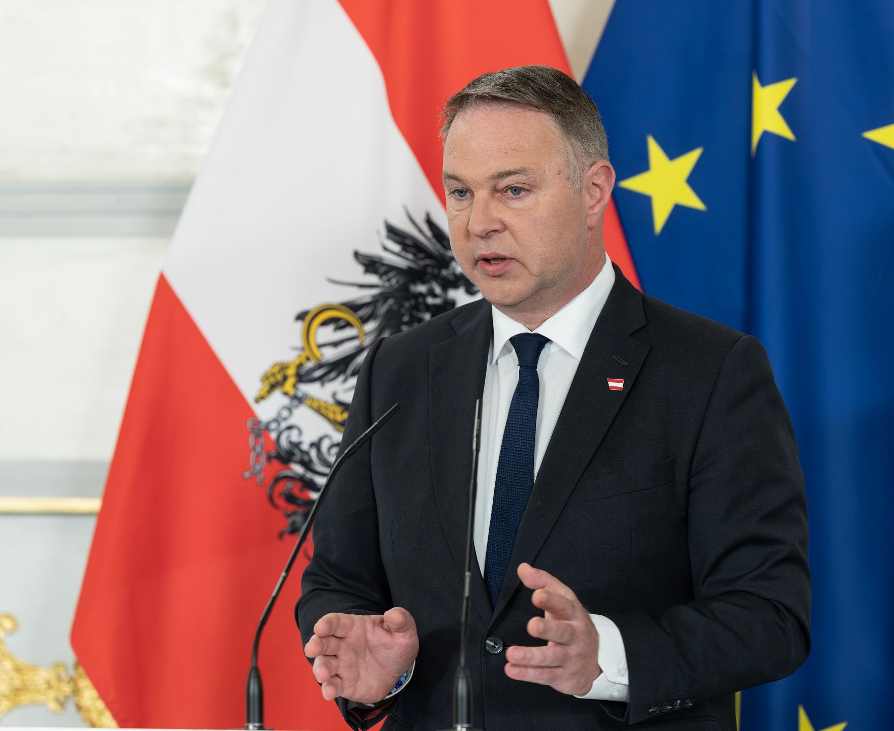 Am 8. Mai 2026 fand der Festakt zum Gedenken an die Befreiung vom Nationalsozialismus und an die Beendigung des Zweiten Weltkrieges in Europa im Bundeskanzleramt statt. Im Bild Vizekanzler Andreas Babler.