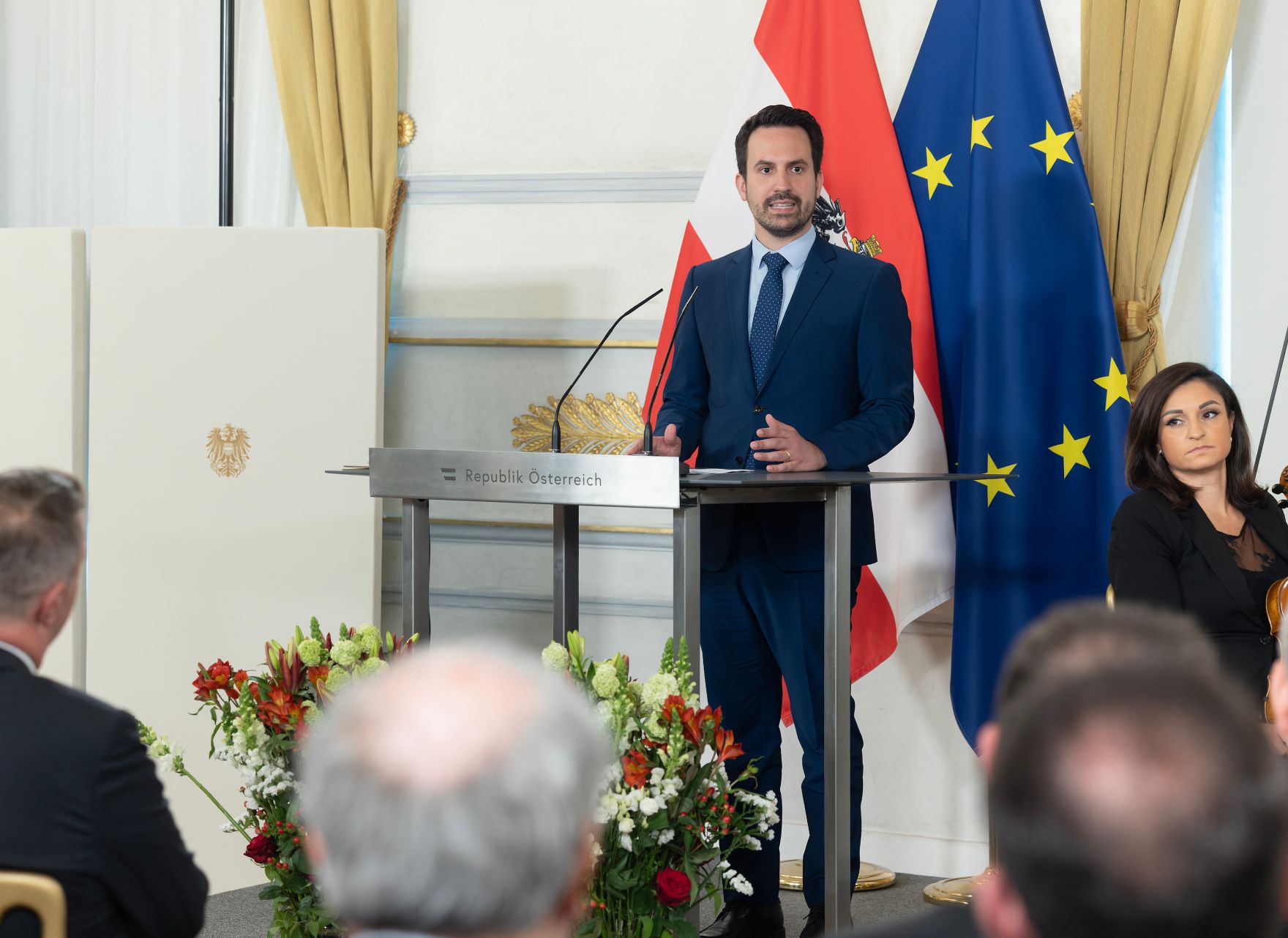 Am 8. Mai 2026 fand der Festakt zum Gedenken an die Befreiung vom Nationalsozialismus und an die Beendigung des Zweiten Weltkrieges in Europa im Bundeskanzleramt statt. Im Bild Bundesminister Christoph Wiederkehr.