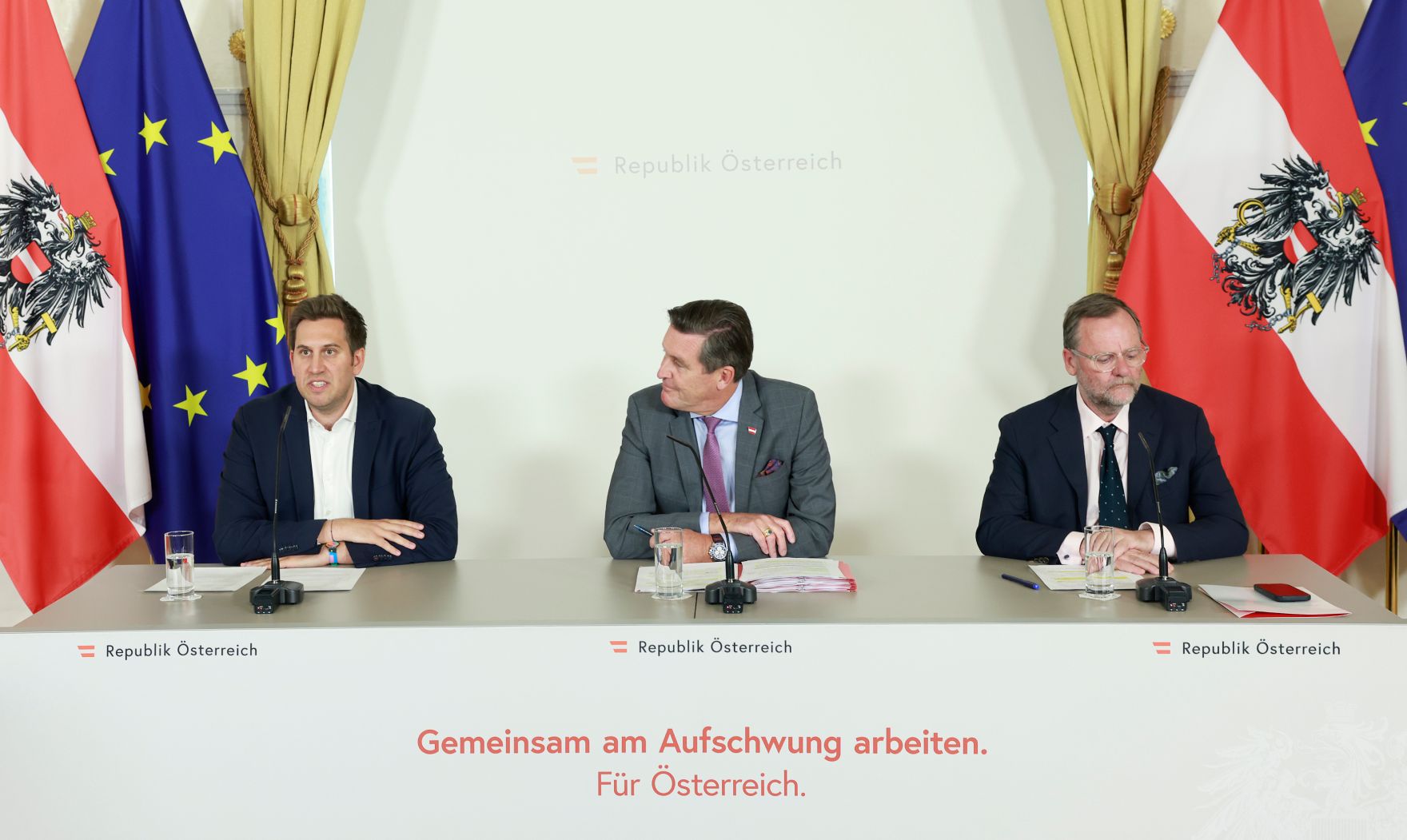 Am 13. Mai 2026 nahmen (v.l.n.r.) Staatssekret&auml;r Alexander Pr&ouml;ll, Bundesminister Peter Hanke und Staatssekret&auml;r Sepp Schellhorn am Pressefoyer nach dem Ministerrat teil.