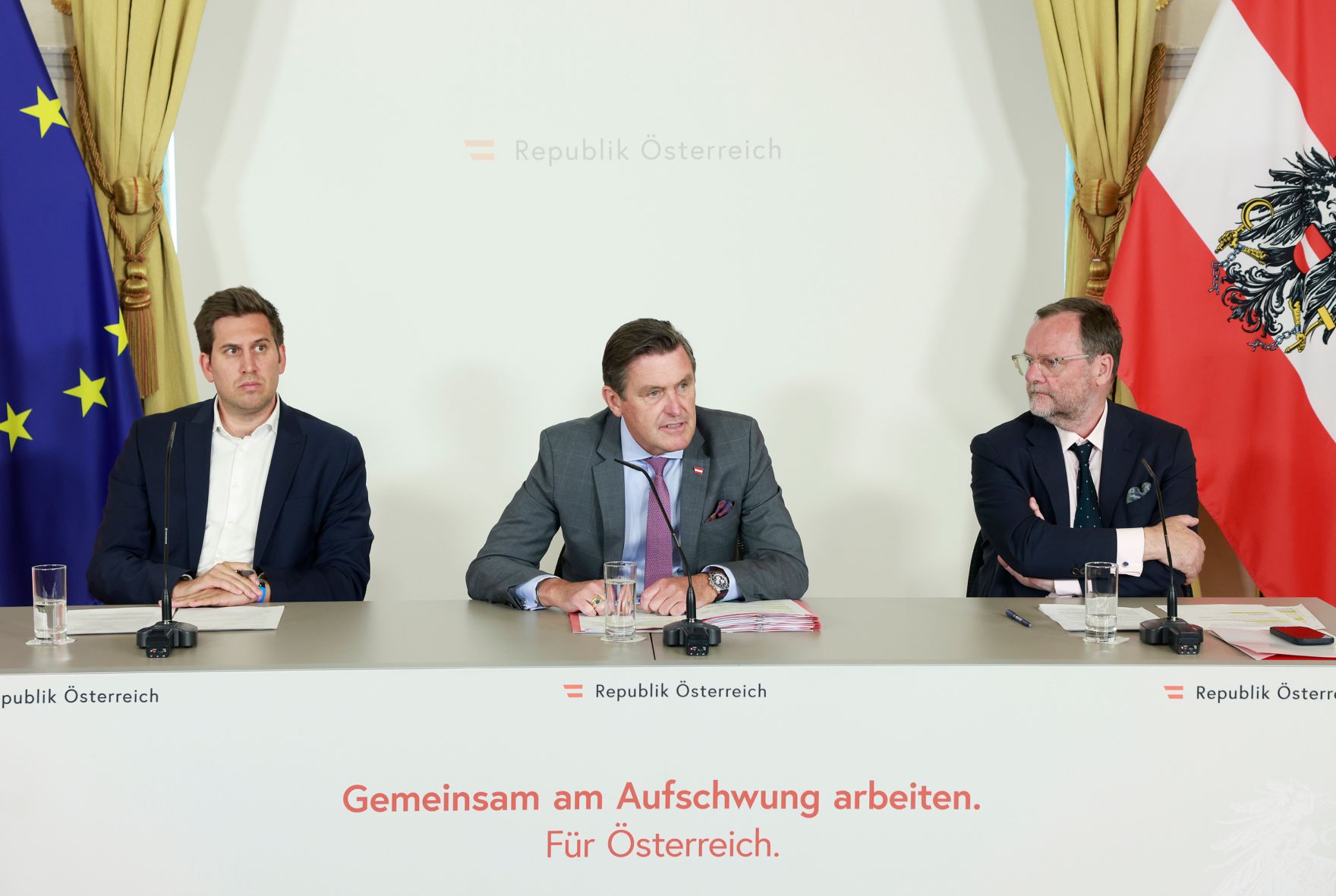Am 13. Mai 2026 nahmen (v.l.n.r.) Staatssekret&auml;r Alexander Pr&ouml;ll, Bundesminister Peter Hanke und Staatssekret&auml;r Sepp Schellhorn am Pressefoyer nach dem Ministerrat teil.