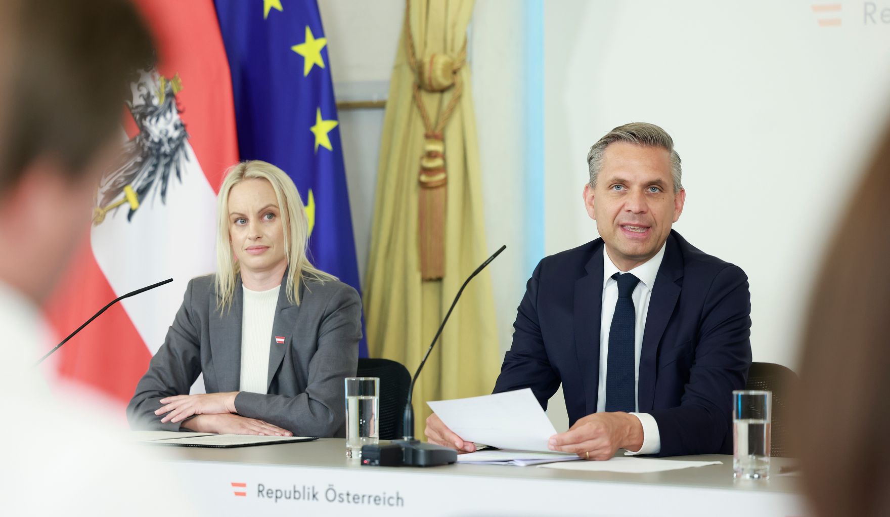 Am 27. Mai 2026 nahmen Staatssekret&auml;rin Michaela Schmidt (l.), Bundesminister Wolfgang Hattmannsdorfer (r.) und Staatssekret&auml;r Sepp Schellhorn am Pressefoyer nach dem Ministerrat teil.
