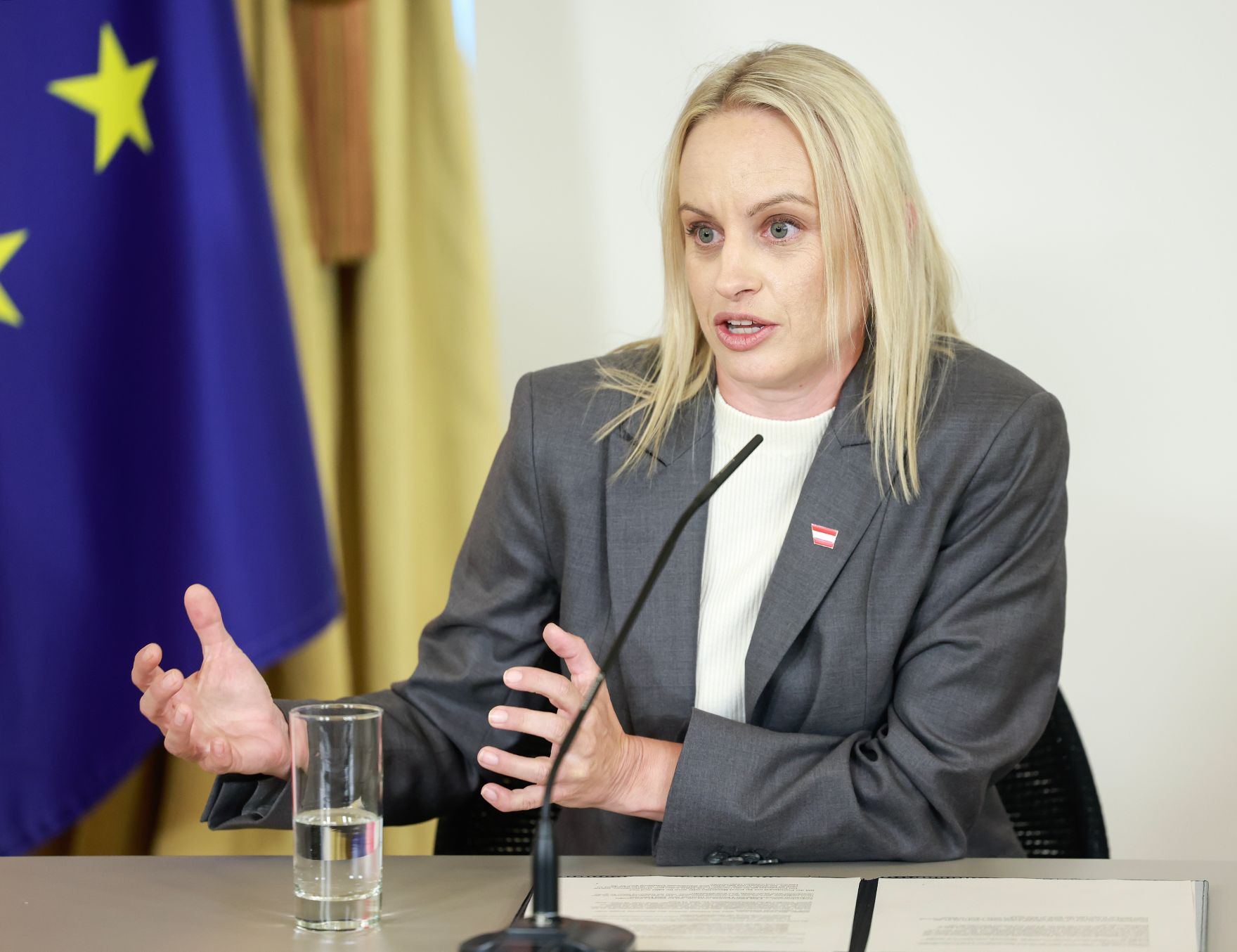Am 27. Mai 2026 nahmen Staatssekret&auml;rin Michaela Schmidt (im Bild), Bundesminister Wolfgang Hattmannsdorfer und Staatssekret&auml;r Sepp Schellhorn am Pressefoyer nach dem Ministerrat teil.