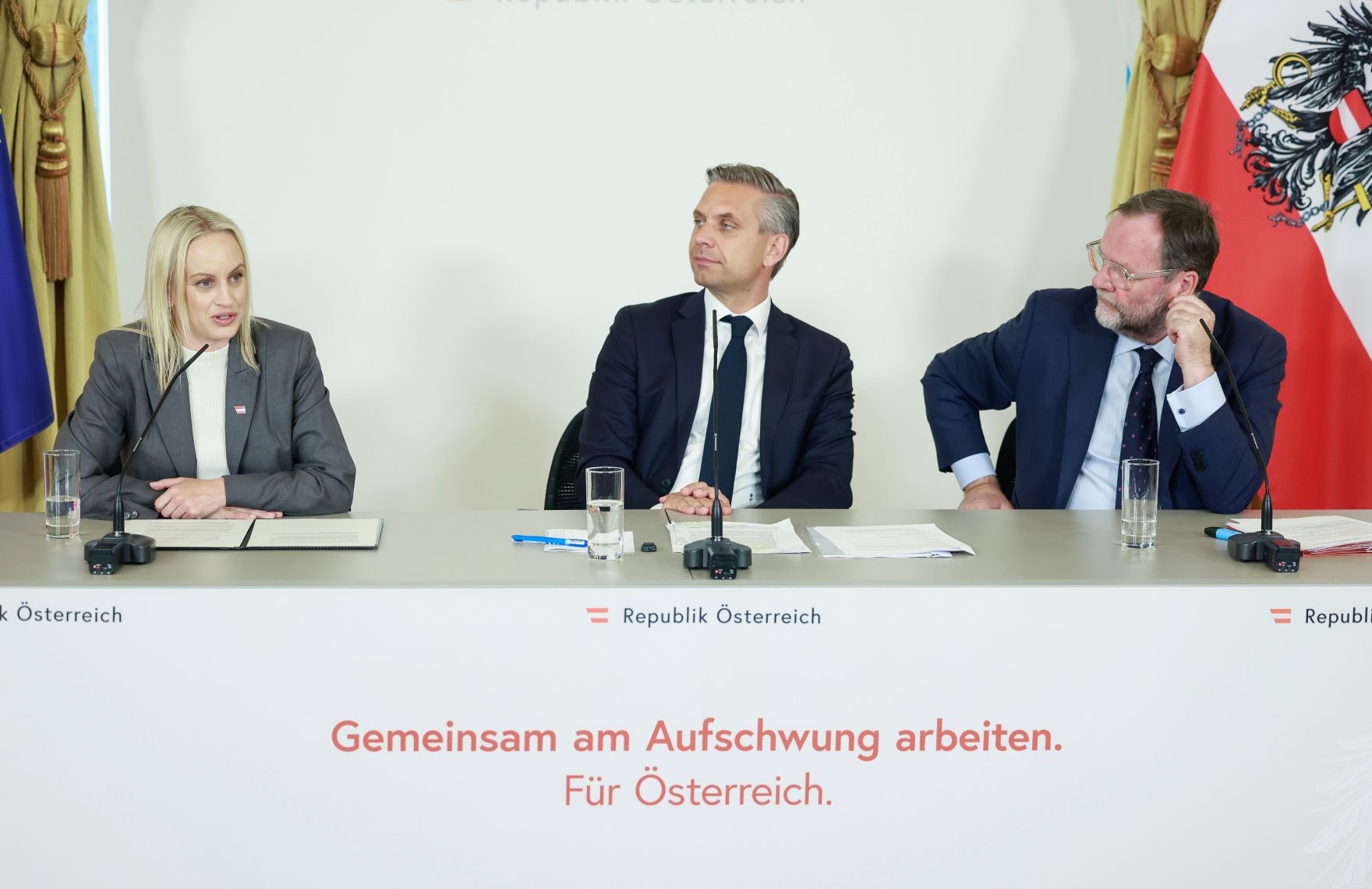Am 27. Mai 2026 nahmen (v.l.n.r.) Staatssekret&auml;rin Michaela Schmidt, Bundesminister Wolfgang Hattmannsdorfer und Staatssekret&auml;r Sepp Schellhorn am Pressefoyer nach dem Ministerrat teil.
