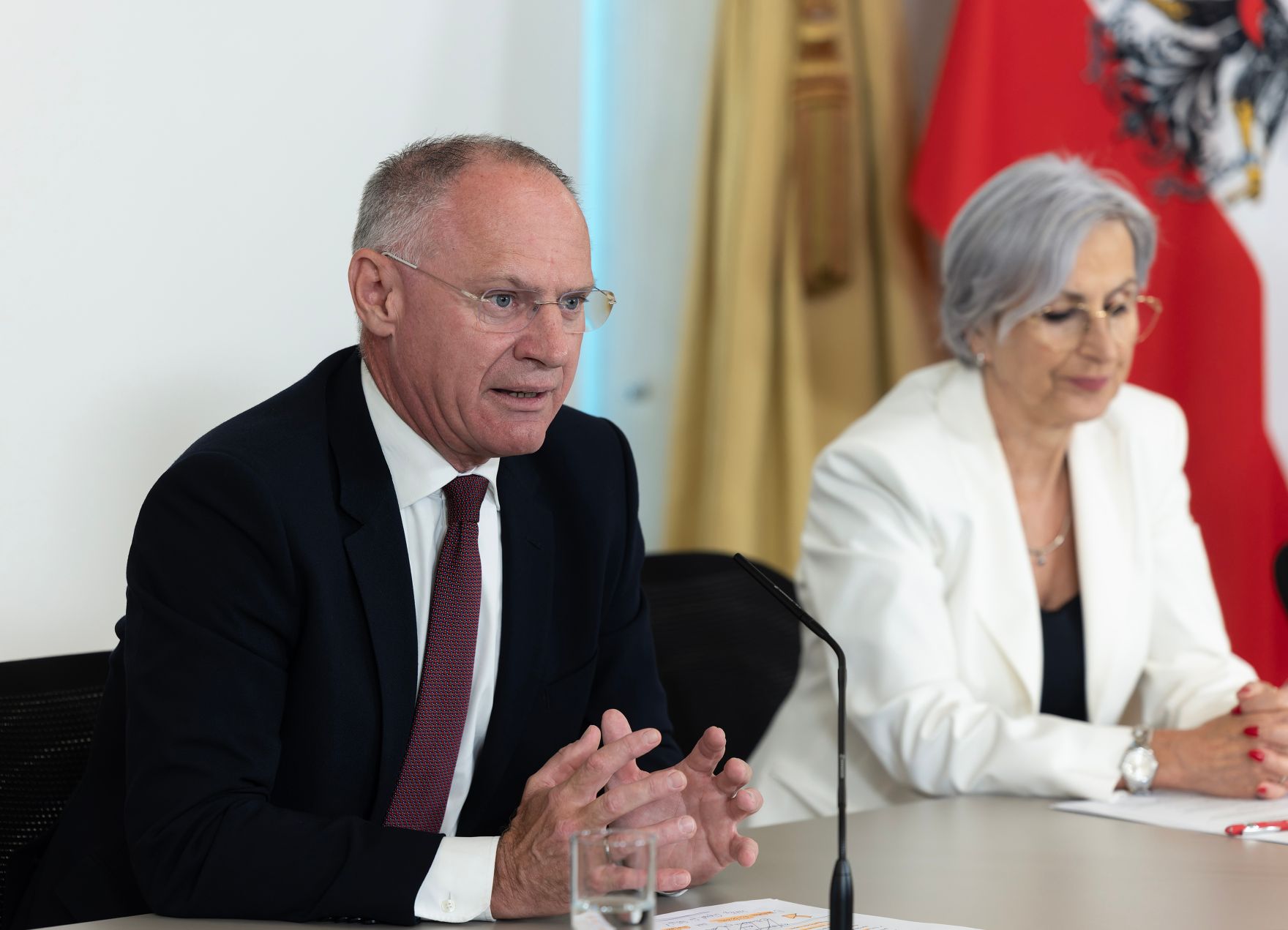 Am 26. Juni 2026 nahmen Bundesminister Gerhard Karner (l.), Bundesministerin Anna Sporrer (r.) und Klubobmann Yannick Shetty am Pressefoyer nach dem Ministerrat teil.