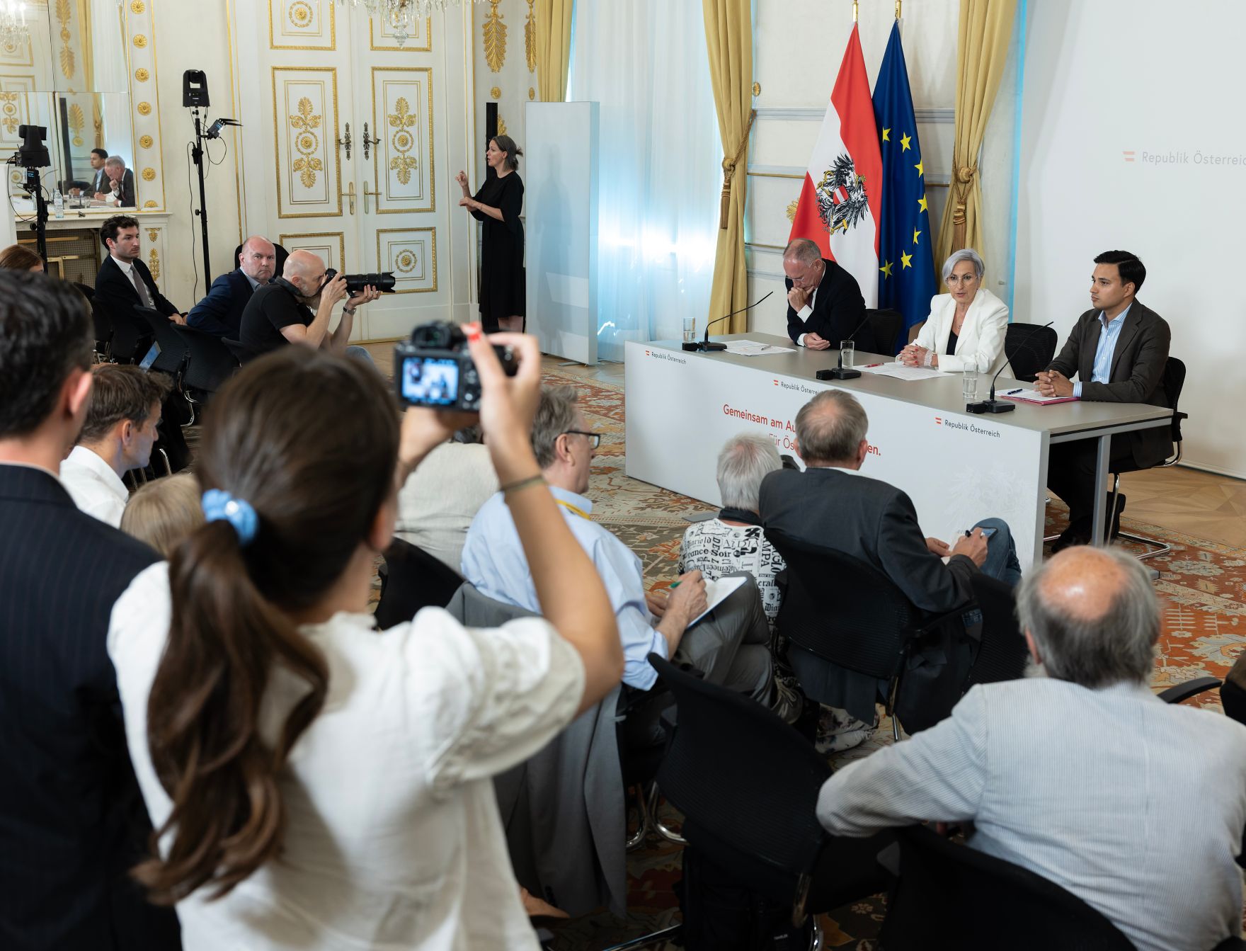 Am 26. Juni 2026 nahmen (v.l.n.r.) Bundesminister Gerhard Karner, Bundesministerin Anna Sporrer und Klubobmann Yannick Shetty am Pressefoyer nach dem Ministerrat teil.