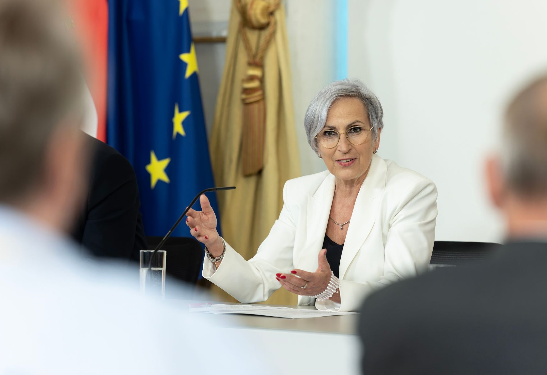 Am 26. Juni 2026 nahmen Bundesminister Gerhard Karner, Bundesministerin Anna Sporrer (im Bild) und Klubobmann Yannick Shetty am Pressefoyer nach dem Ministerrat teil.