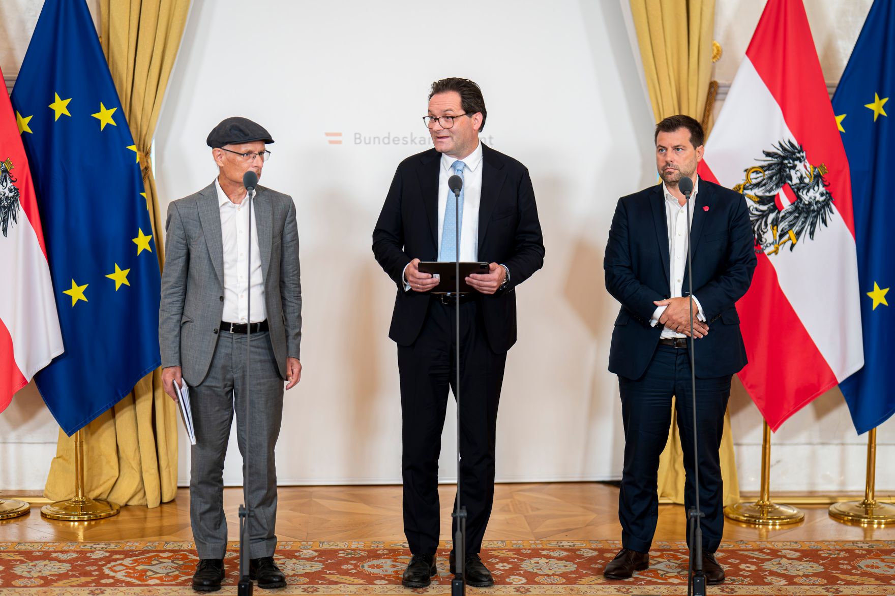 Am 21. August 2026 nahmen Bundesminister Norbert Totschnig (m.), Bundesminister Markus Marterbauer (l.) und Abgeordneter zum Nationalrat Michael Bernhard (r.) an einer Pressekonferenz zur Pr&auml;sentation des D&uuml;rre-Hilfspakets teil.