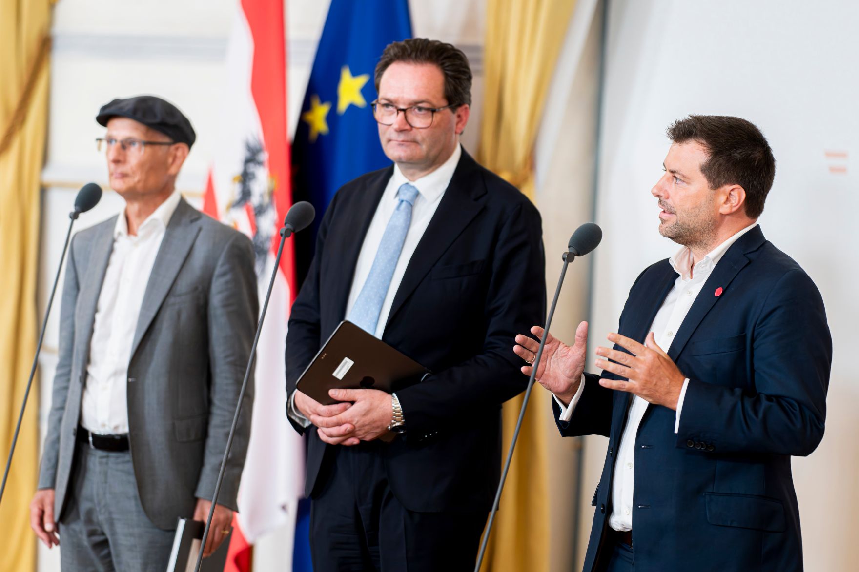 Am 21. August 2026 nahmen Bundesminister Norbert Totschnig (m.), Bundesminister Markus Marterbauer (l.) und Abgeordneter zum Nationalrat Michael Bernhard (r.) an einer Pressekonferenz zur Pr&auml;sentation des D&uuml;rre-Hilfspakets teil.