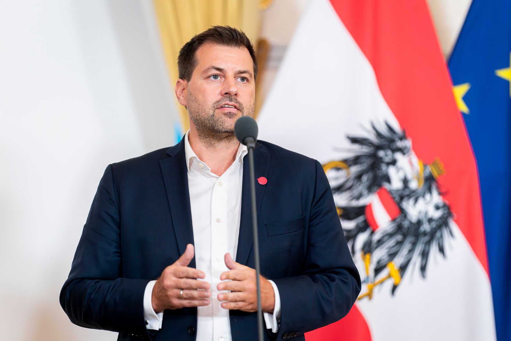 Am 21. August 2026 nahmen Bundesminister Norbert Totschnig, Bundesminister Markus Marterbauer und Abgeordneter zum Nationalrat Michael Bernhard (im Bild) an einer Pressekonferenz zur Pr&auml;sentation des D&uuml;rre-Hilfspakets teil.