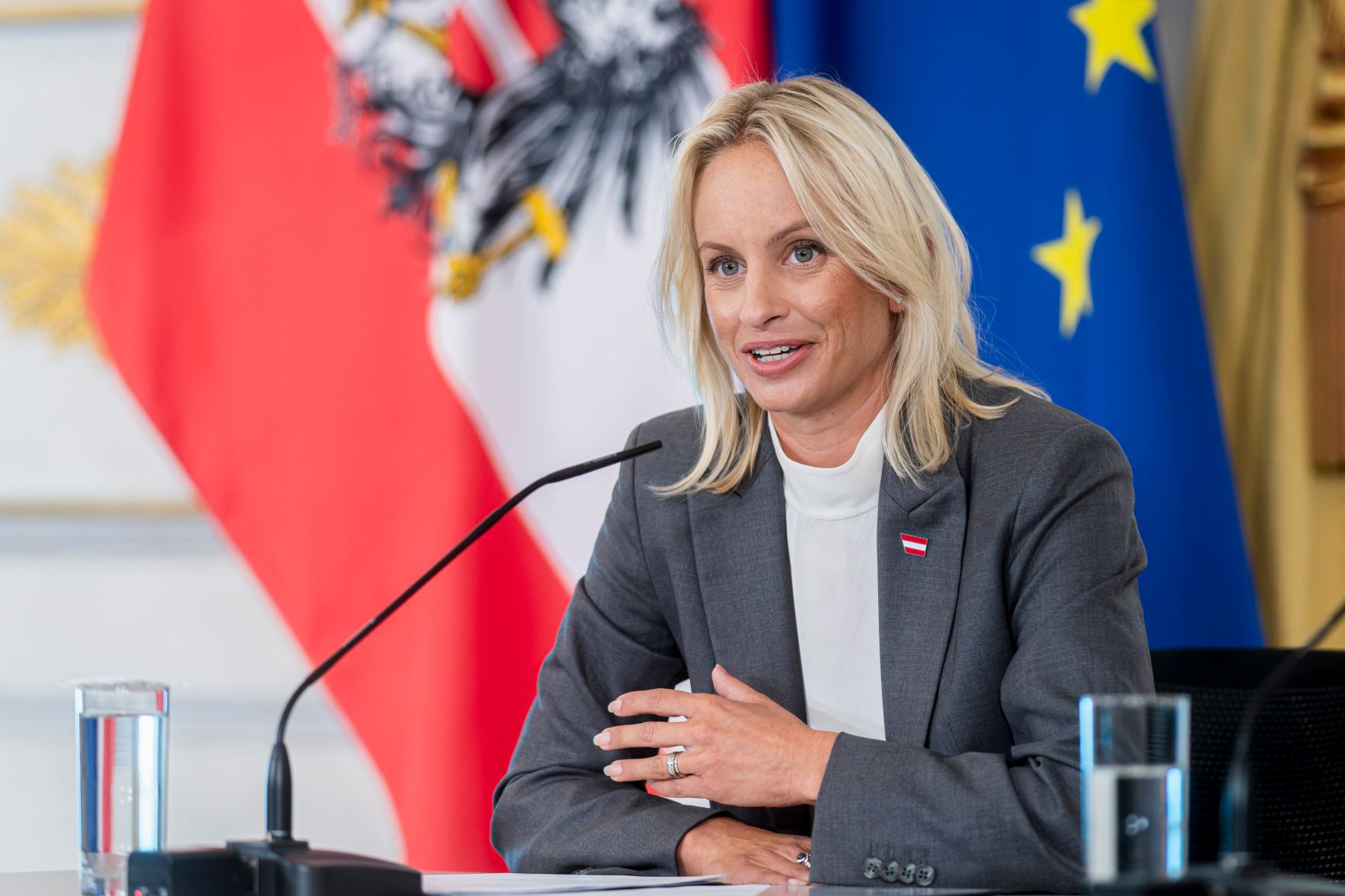 Am 16. September 2026 nahmen Staatssekret&auml;rin Michaela Schmidt (im Bild), Bundesminister Wolfgang Hattmannsdorfer und Staatssekret&auml;r Sepp Schellhorn am Pressefoyer nach dem Ministerrat teil.