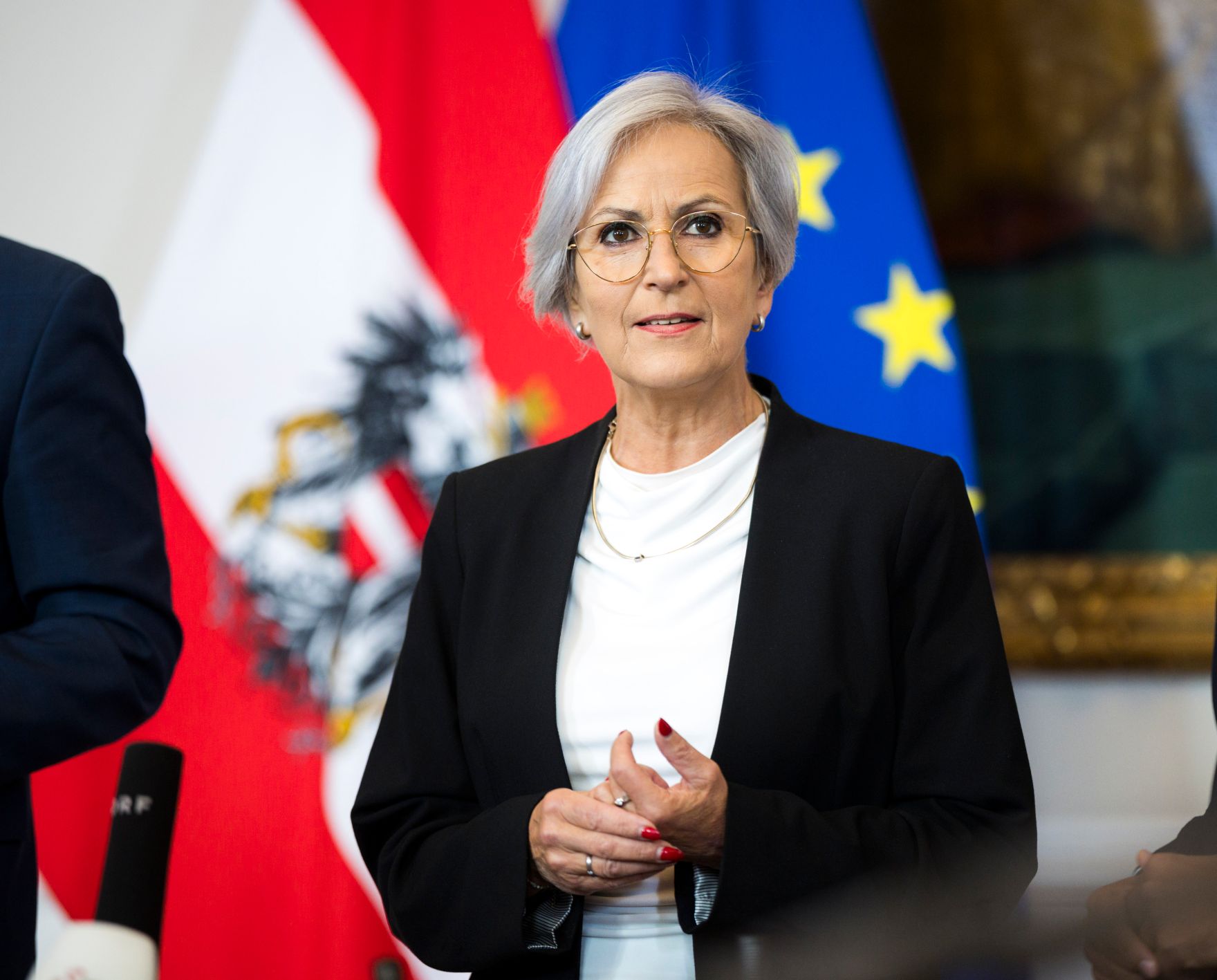 Am 22. September 2026 nahmen Bundesminister Gerhard Karner, Bundesministerin Anna Sporrer (im Bild) und Klubobmann Yannick Shetty am Doorstep vor dem Ministerrat teil.