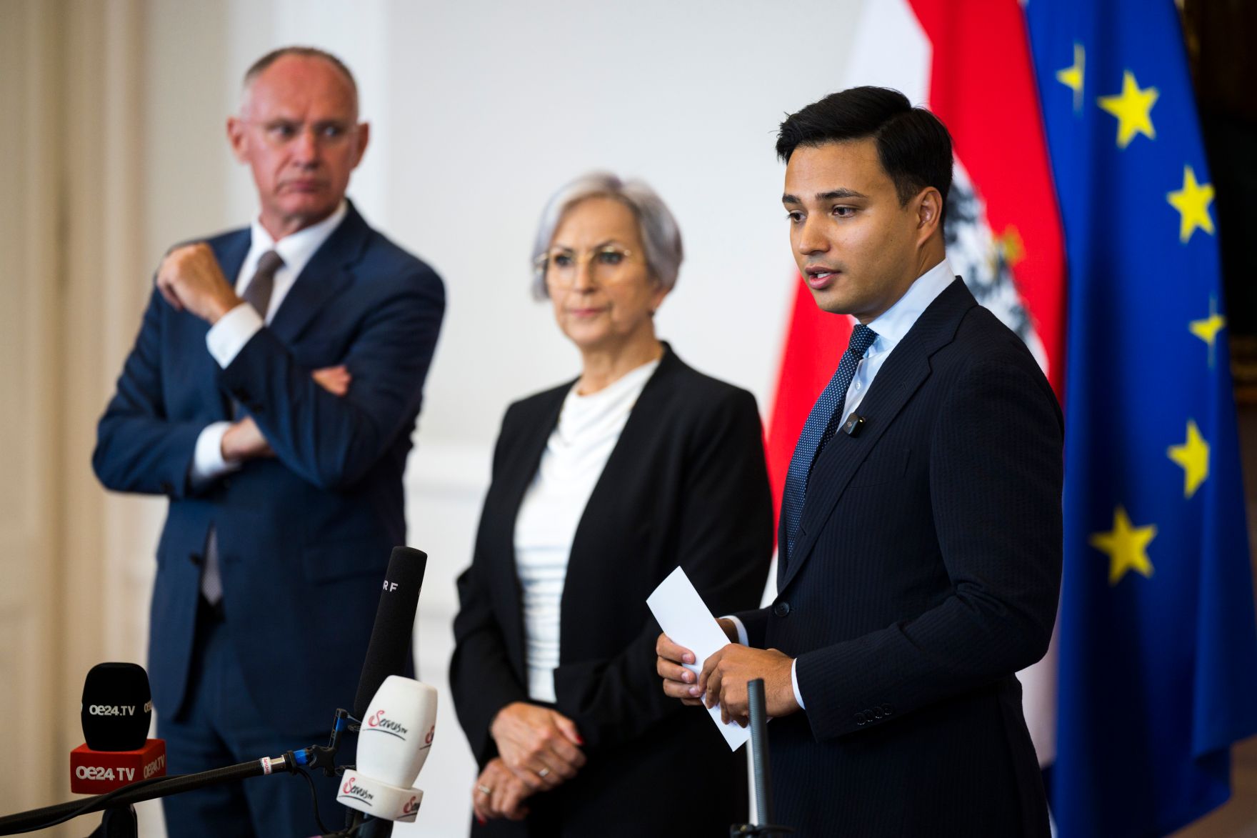 Am 22. September 2026 nahmen (v.l.n.r.) Bundesminister Gerhard Karner, Bundesministerin Anna Sporrer und Klubobmann Yannick Shetty am Doorstep vor dem Ministerrat teil.