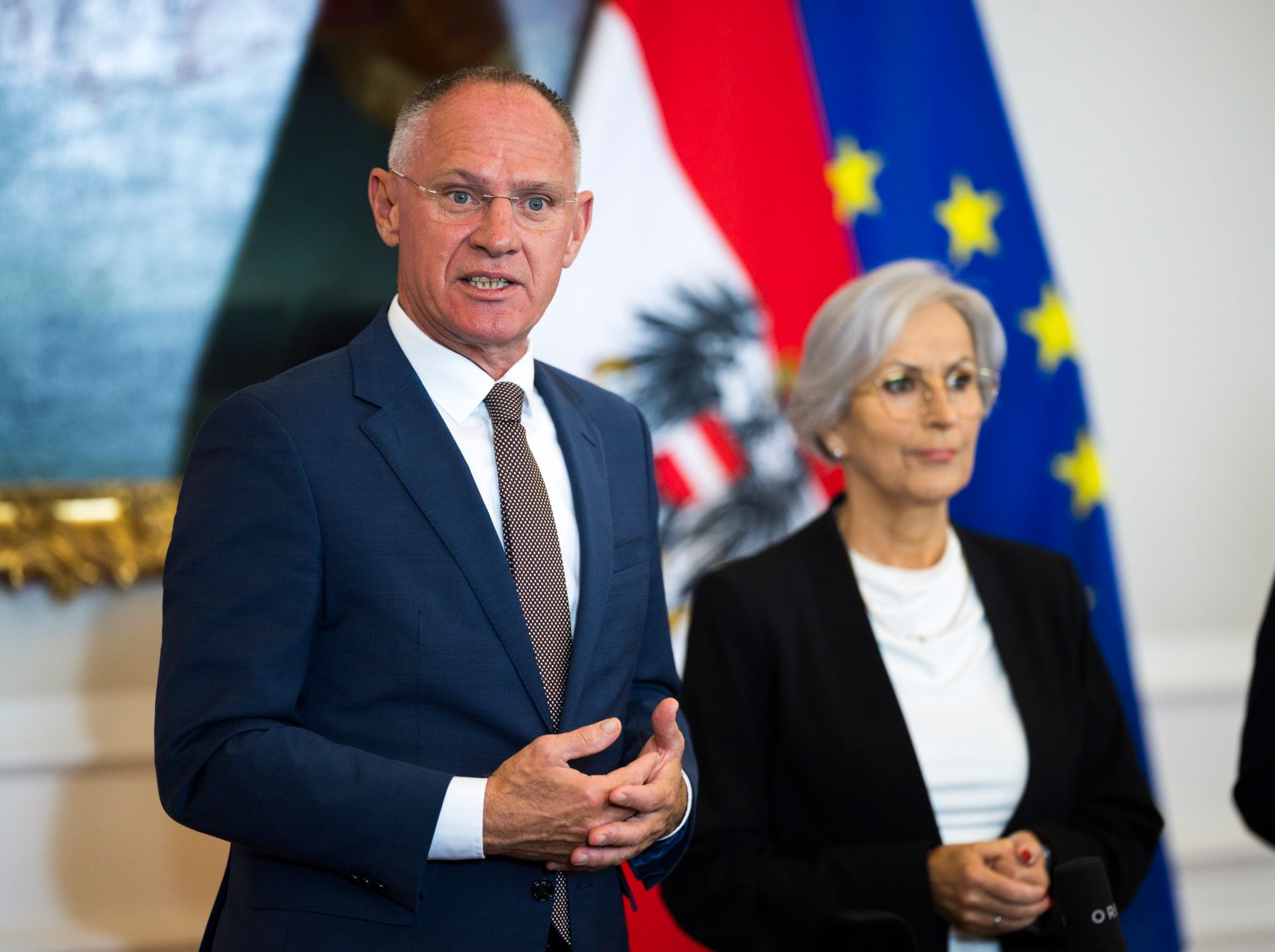 Am 22. September 2026 nahmen Bundesminister Gerhard Karner (l.), Bundesministerin Anna Sporrer (r.) und Klubobmann Yannick Shetty am Doorstep vor dem Ministerrat teil.