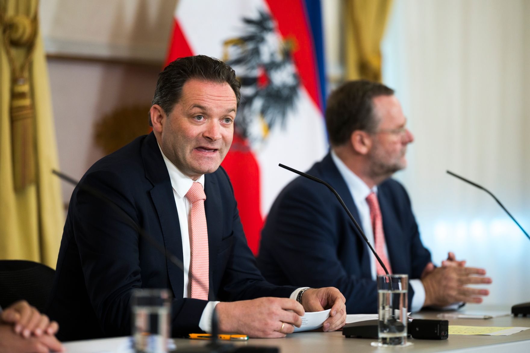 Am 22. September 2026 nahmen Bundesminister Markus Marterbauer, Bundesminister Norbert Totschnig (l.) und Staatssekret&auml;r Sepp Schellhorn (r.) am Pressefoyer nach dem Ministerrat teil.