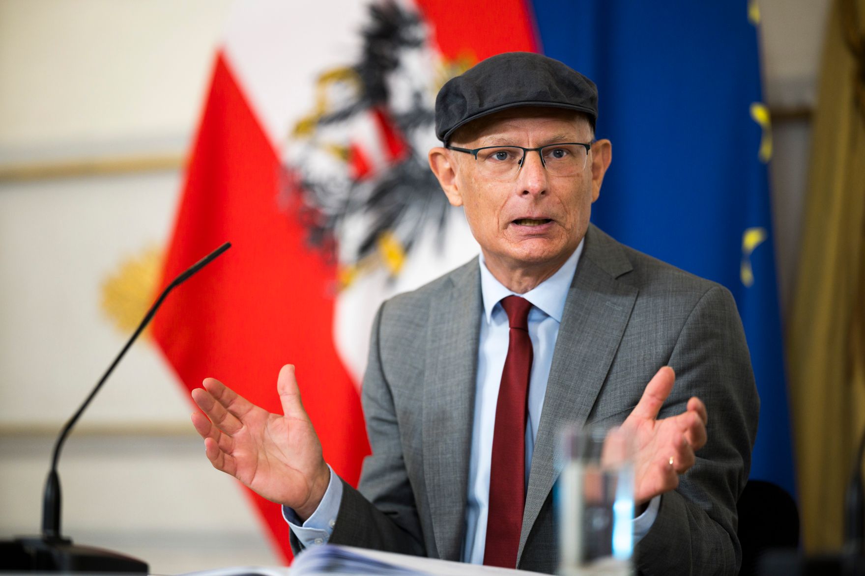 Am 22. September 2026 nahmen Bundesminister Markus Marterbauer (im Bild), Bundesminister Norbert Totschnig und Staatssekret&auml;r Sepp Schellhorn am Pressefoyer nach dem Ministerrat teil.