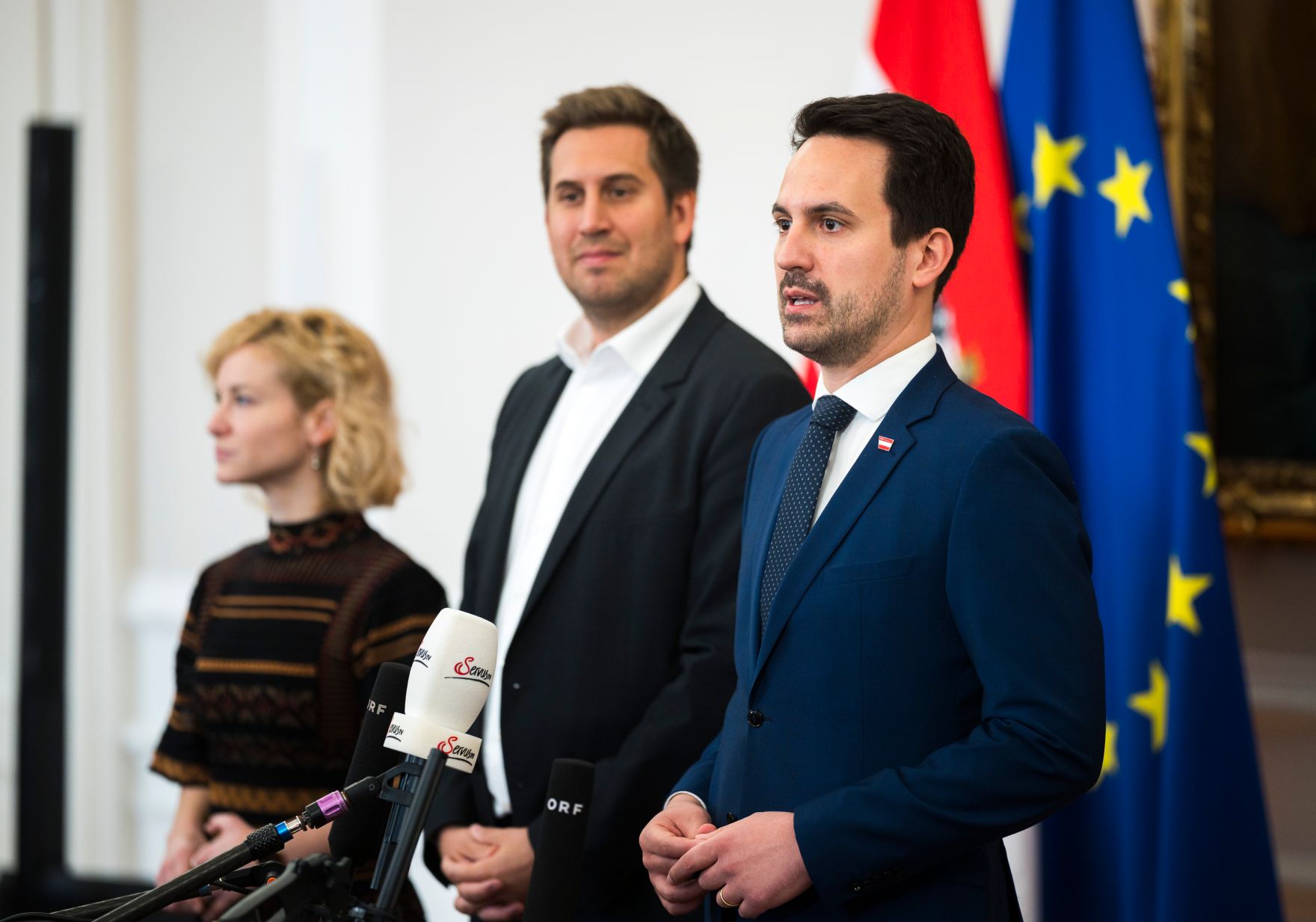Am 7. Oktober 2026 nahmen (v.l.n.r.) Bundesministerin Eva-Maria Holzleitner, Staatssekret&auml;r Alexander Pr&ouml;ll und Bundesminister Christoph Wiederkehr am Doorstep vor dem Ministerrat teil.