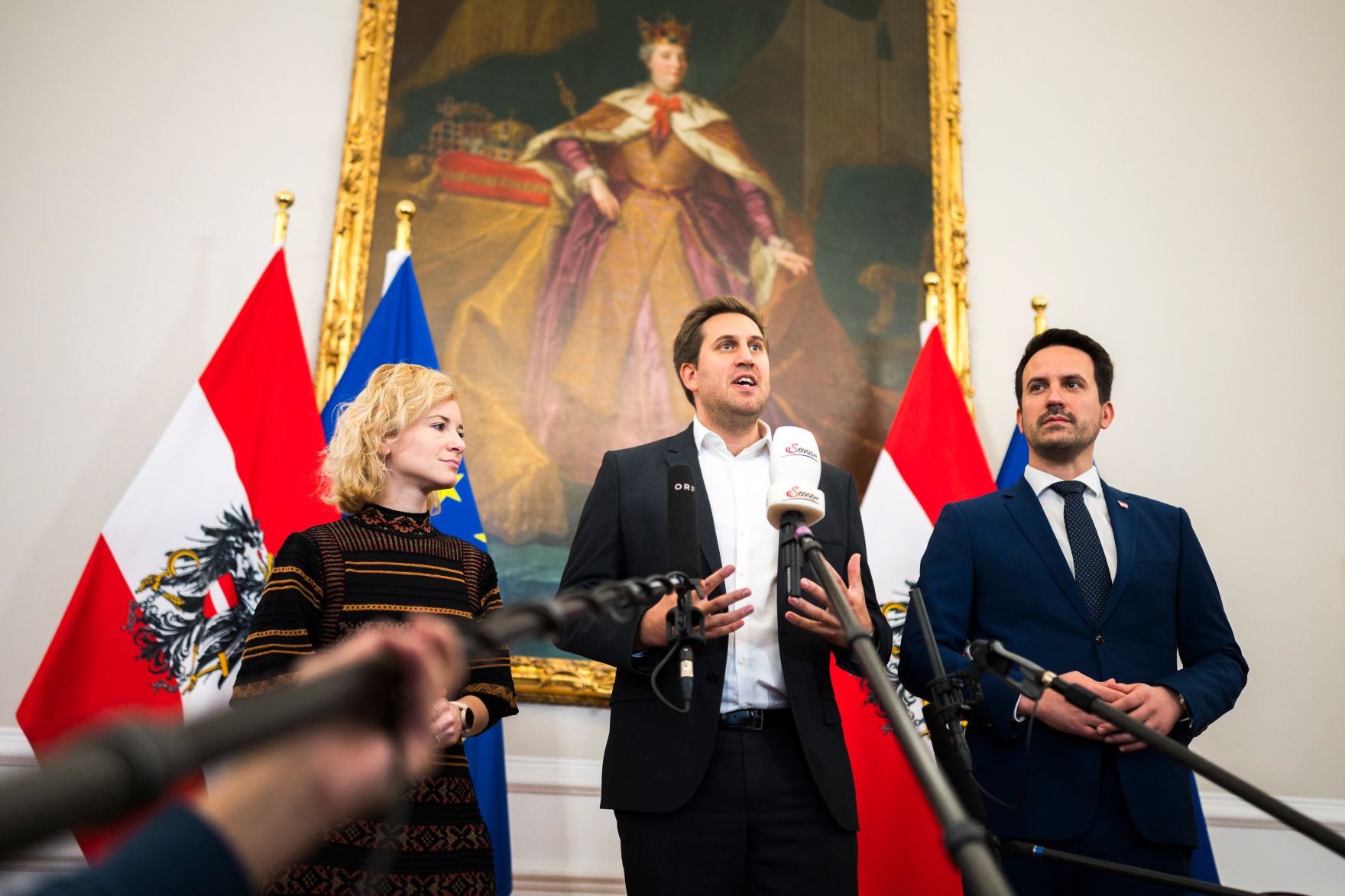 Am 7. Oktober 2026 nahmen (v.l.n.r.) Bundesministerin Eva-Maria Holzleitner, Staatssekret&auml;r Alexander Pr&ouml;ll und Bundesminister Christoph Wiederkehr am Doorstep vor dem Ministerrat teil.