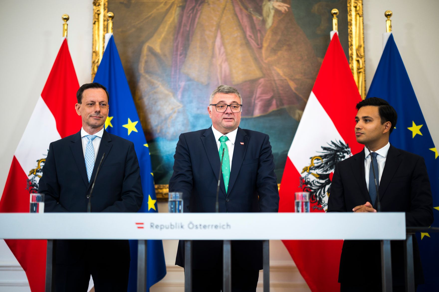Am 7. Oktober nahmen (v.l.n.r.) Klubobmann Ernst G&ouml;dl, Staatssekret&auml;r J&ouml;rg Leichtfried und Klubobmann Yannick Shetty am Pressefoyer nach dem Ministerrat teil.