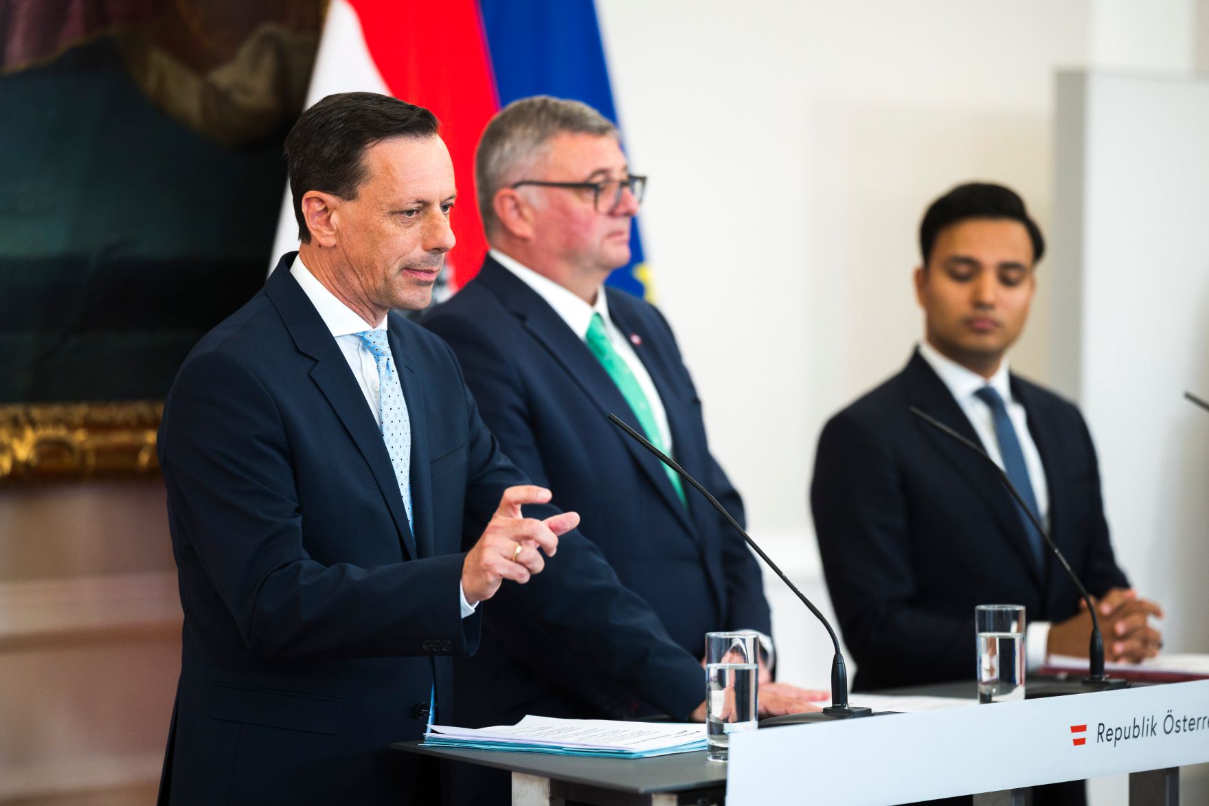 Am 7. Oktober nahmen (v.l.n.r.) Klubobmann Ernst G&ouml;dl, Staatssekret&auml;r J&ouml;rg Leichtfried und Klubobmann Yannick Shetty am Pressefoyer nach dem Ministerrat teil.