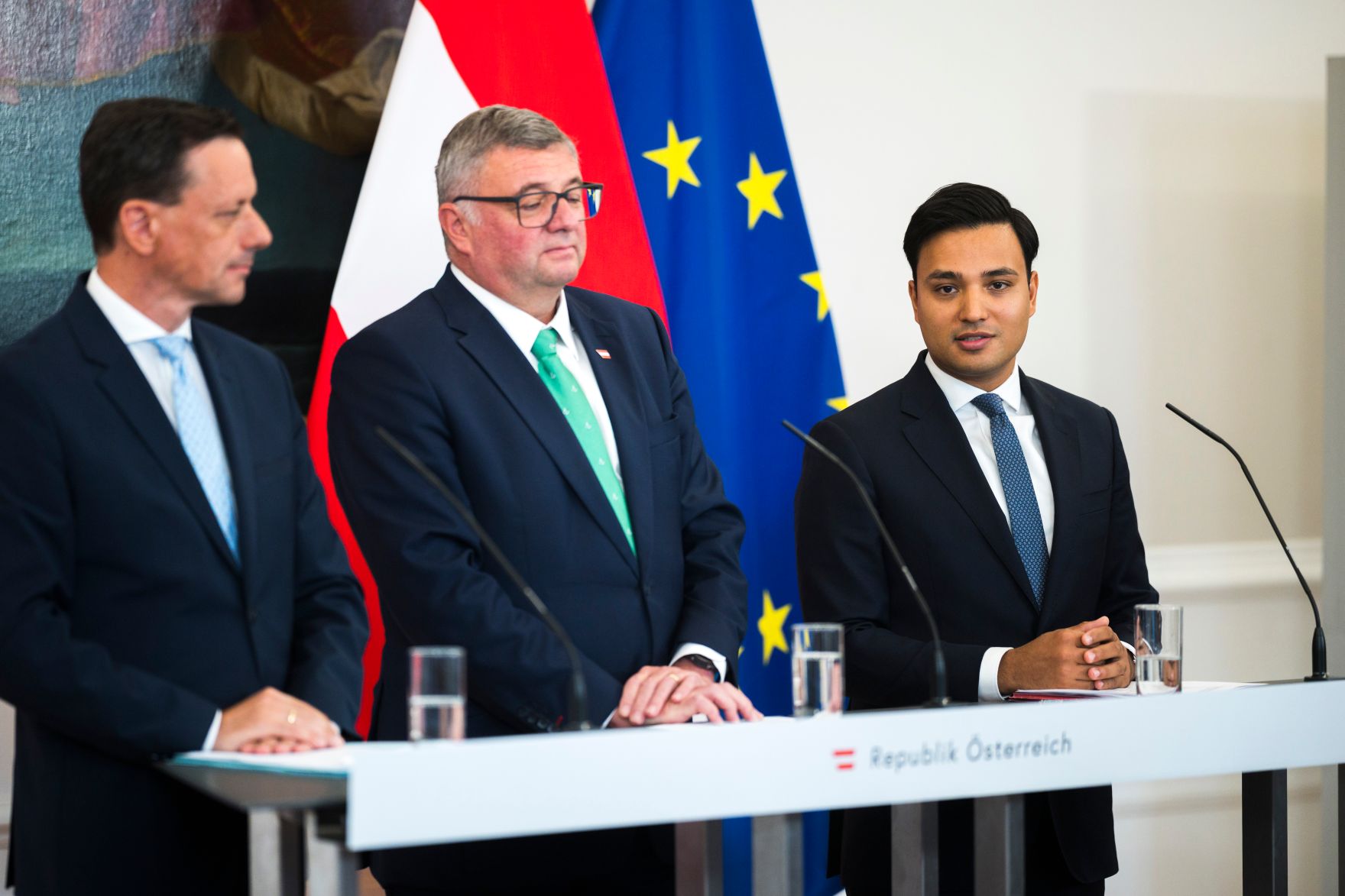 Am 7. Oktober nahmen (v.l.n.r.) Klubobmann Ernst G&ouml;dl, Staatssekret&auml;r J&ouml;rg Leichtfried und Klubobmann Yannick Shetty am Pressefoyer nach dem Ministerrat teil.