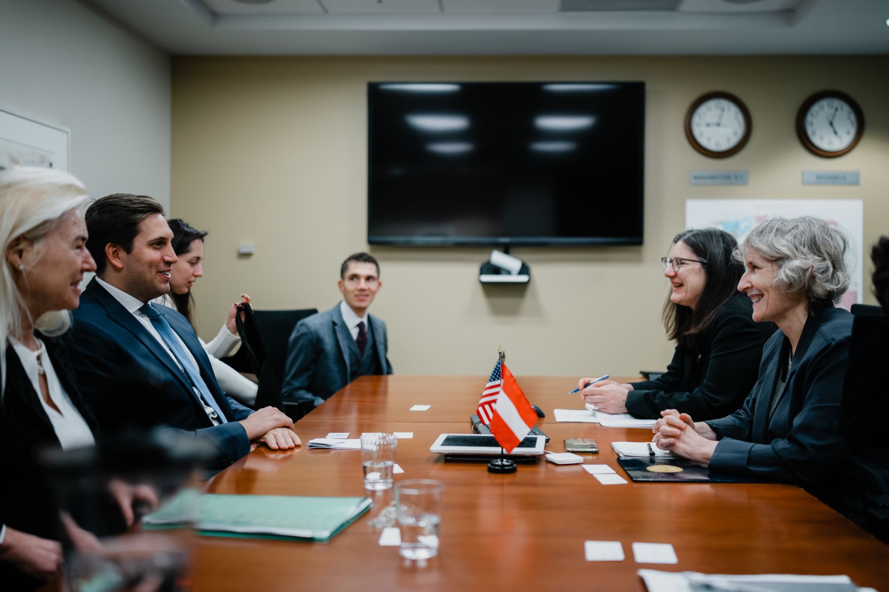 Am 5. J&auml;nner 2026 setzte Staatssekret&auml;r Alexander Pr&ouml;ll (2.v.l.) seinen mehrt&auml;gigen Arbeitsbesuch in den Vereinigten Staaten von Amerika fort. Im Bild bei einem Arbeitsgespr&auml;ch mit Ellen Germain (r.) vom Special Envoy for Holocaust Issues.