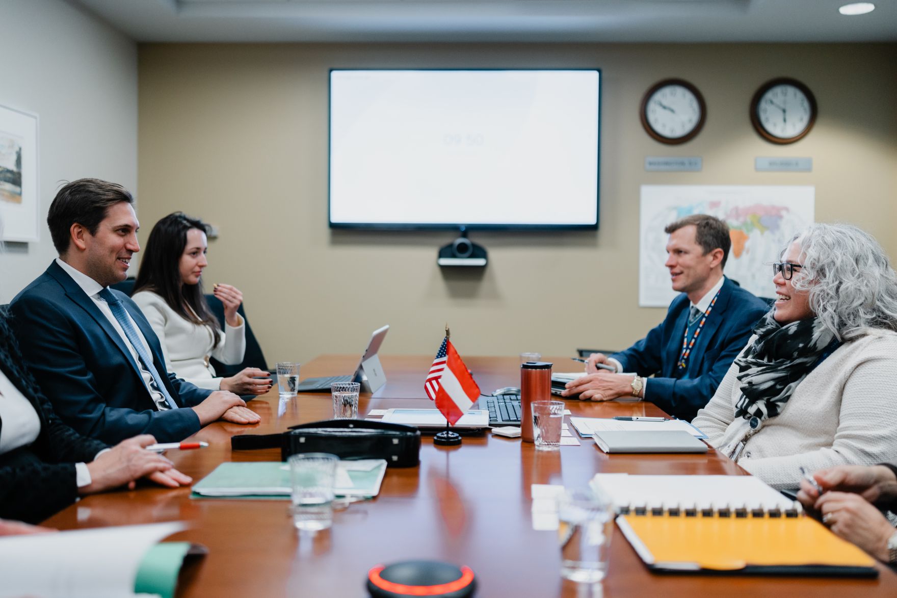 Am 5. J&auml;nner 2026 setzte Staatssekret&auml;r Alexander Pr&ouml;ll (l.) seinen mehrt&auml;gigen Arbeitsbesuch in den Vereinigten Staaten von Amerika fort. Im Bild bei einem Arbeitsgespr&auml;ch mit Amy Ritualo (r.), Chief Data und AI Officer im State Department.
