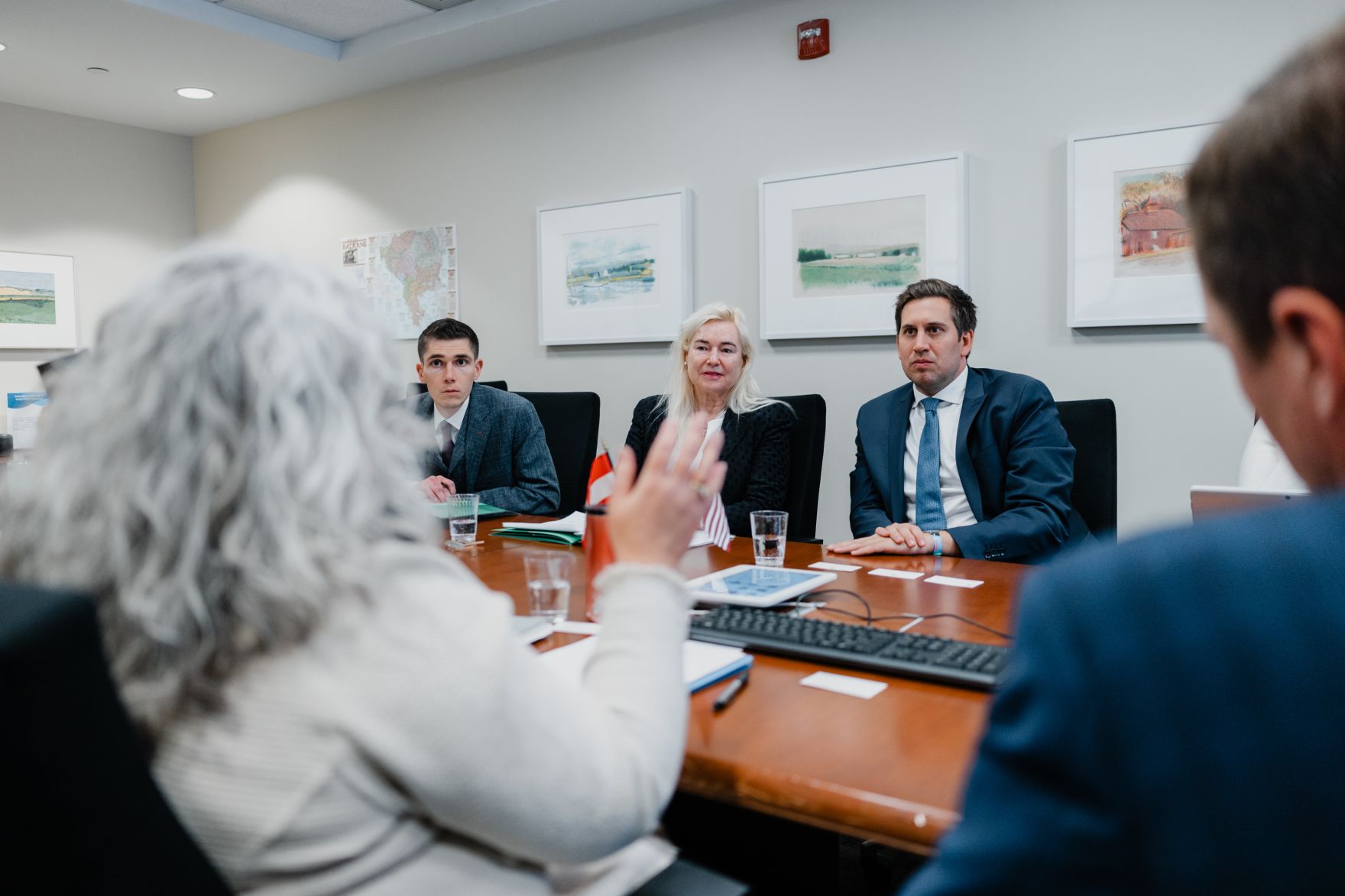 Am 5. J&auml;nner 2026 setzte Staatssekret&auml;r Alexander Pr&ouml;ll (2.v.r.) seinen mehrt&auml;gigen Arbeitsbesuch in den Vereinigten Staaten von Amerika fort. Im Bild bei einem Arbeitsgespr&auml;ch mit Amy Ritualo (l.), Chief Data und AI Officer im State Department.