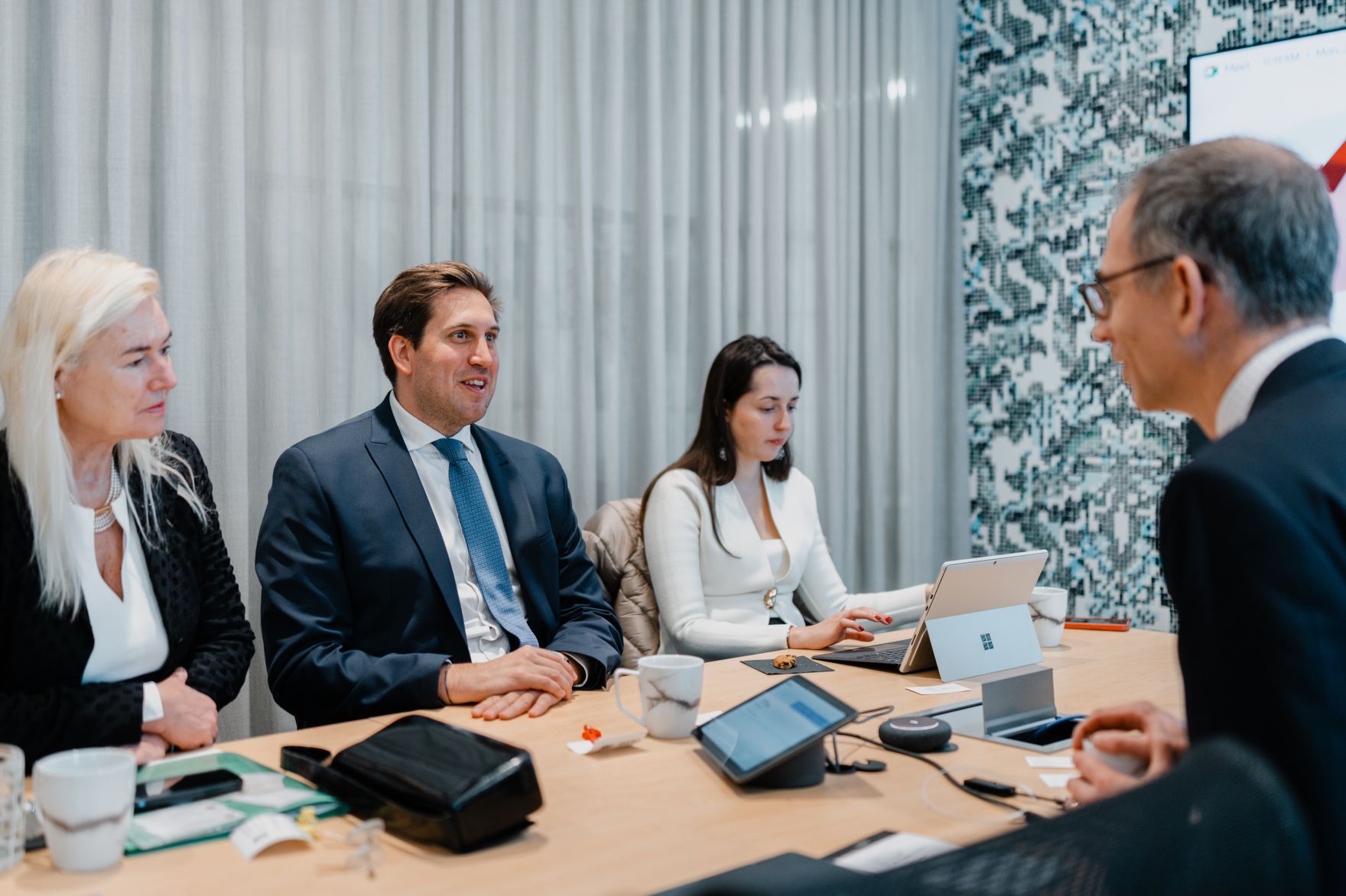 Am 5. J&auml;nner 2026 setzte Staatssekret&auml;r Alexander Pr&ouml;ll (2.v.l.) seinen mehrt&auml;gigen Arbeitsbesuch in den Vereinigten Staaten von Amerika fort. Im Bild bei einem Arbeitsgespr&auml;ch mit David Weller (r.) Senior Director of Emerging Technology, Competiveness und Sustainability Policy bei Google.