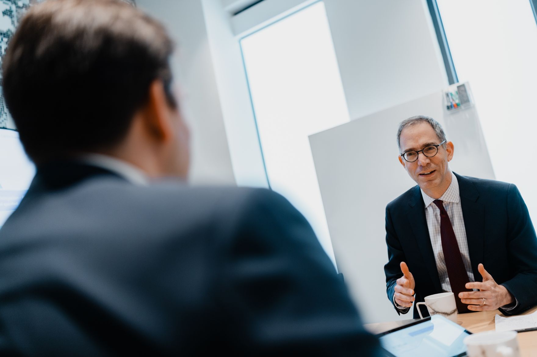 Am 5. J&auml;nner 2026 setzte Staatssekret&auml;r Alexander Pr&ouml;ll (l.) seinen mehrt&auml;gigen Arbeitsbesuch in den Vereinigten Staaten von Amerika fort. Im Bild bei einem Arbeitsgespr&auml;ch mit David Weller (r.) Senior Director of Emerging Technology, Competiveness und Sustainability Policy bei Google.