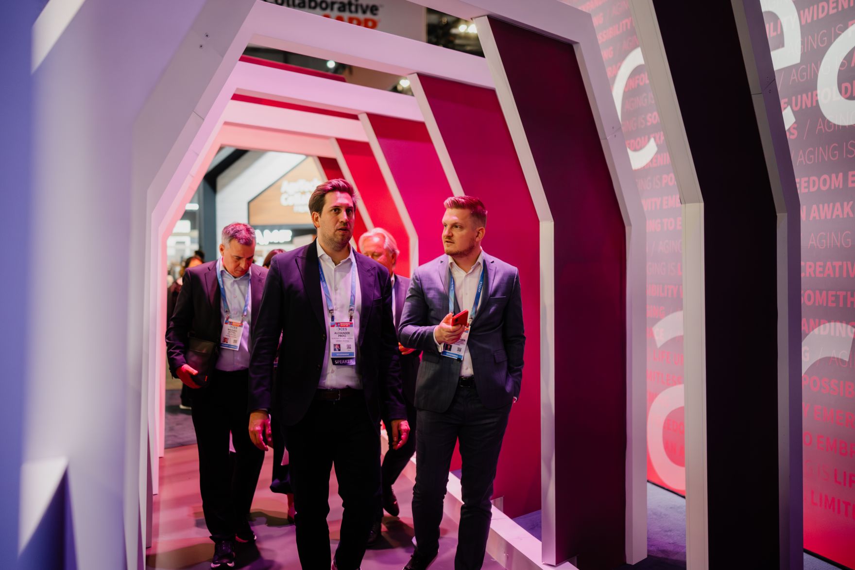 Am 6. J&auml;nner 2026 setzte Staatssekret&auml;r Alexander Pr&ouml;ll (2.v.l.) seinen mehrt&auml;gigen Arbeitsbesuch in den Vereinigten Staaten von Amerika fort. Im Bild bei der CES 2026.