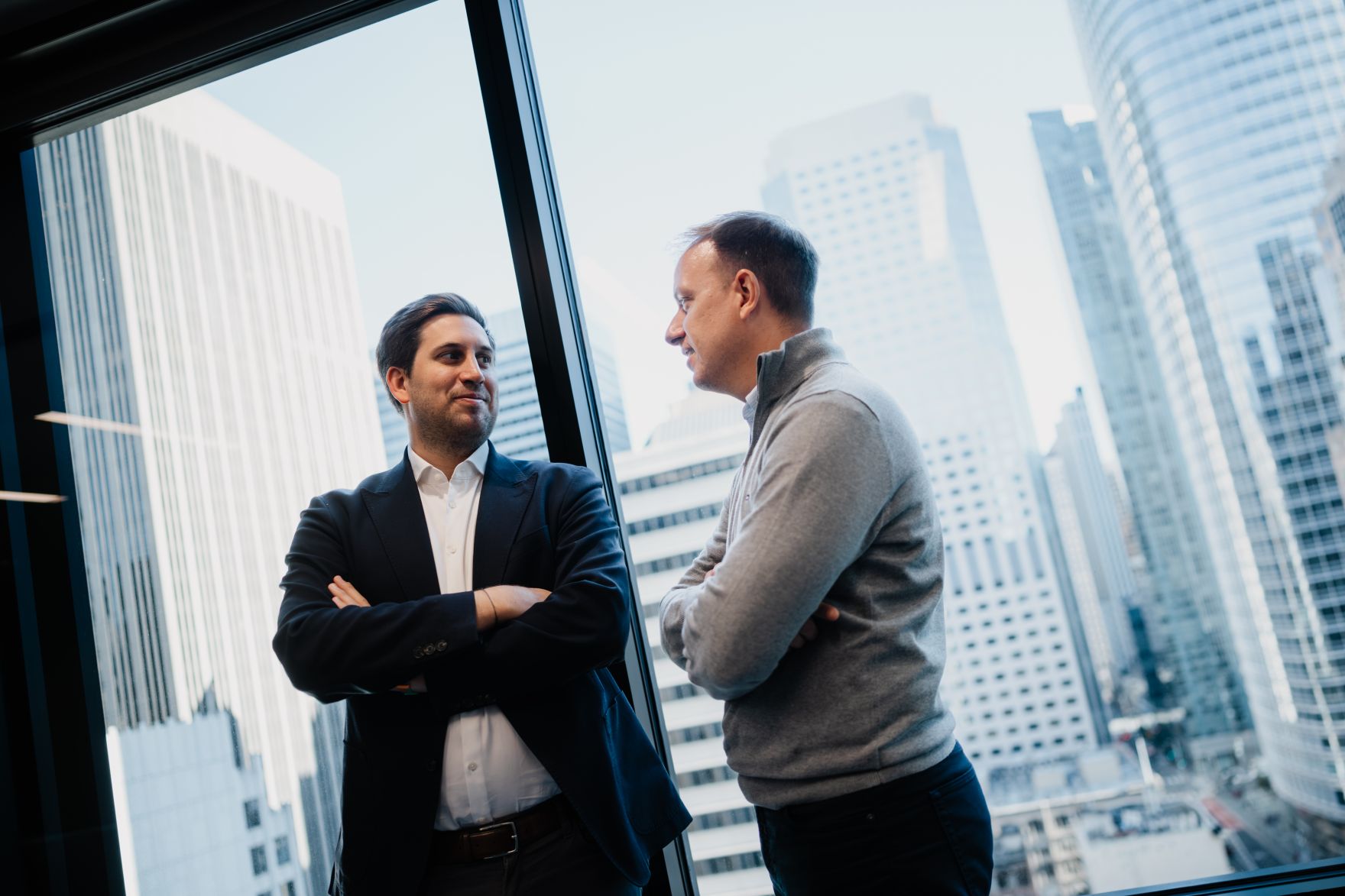 Am 8. J&auml;nner 2026 setzte Staatssekret&auml;r Alexander Pr&ouml;ll (l.) seinen mehrt&auml;gigen Arbeitsbesuch in den Vereinigten Staaten von Amerika fort. Im Bild mit Jeff Wallace (r.) dem CEO von &bdquo;Silicon Valley in your Pocket&ldquo;.