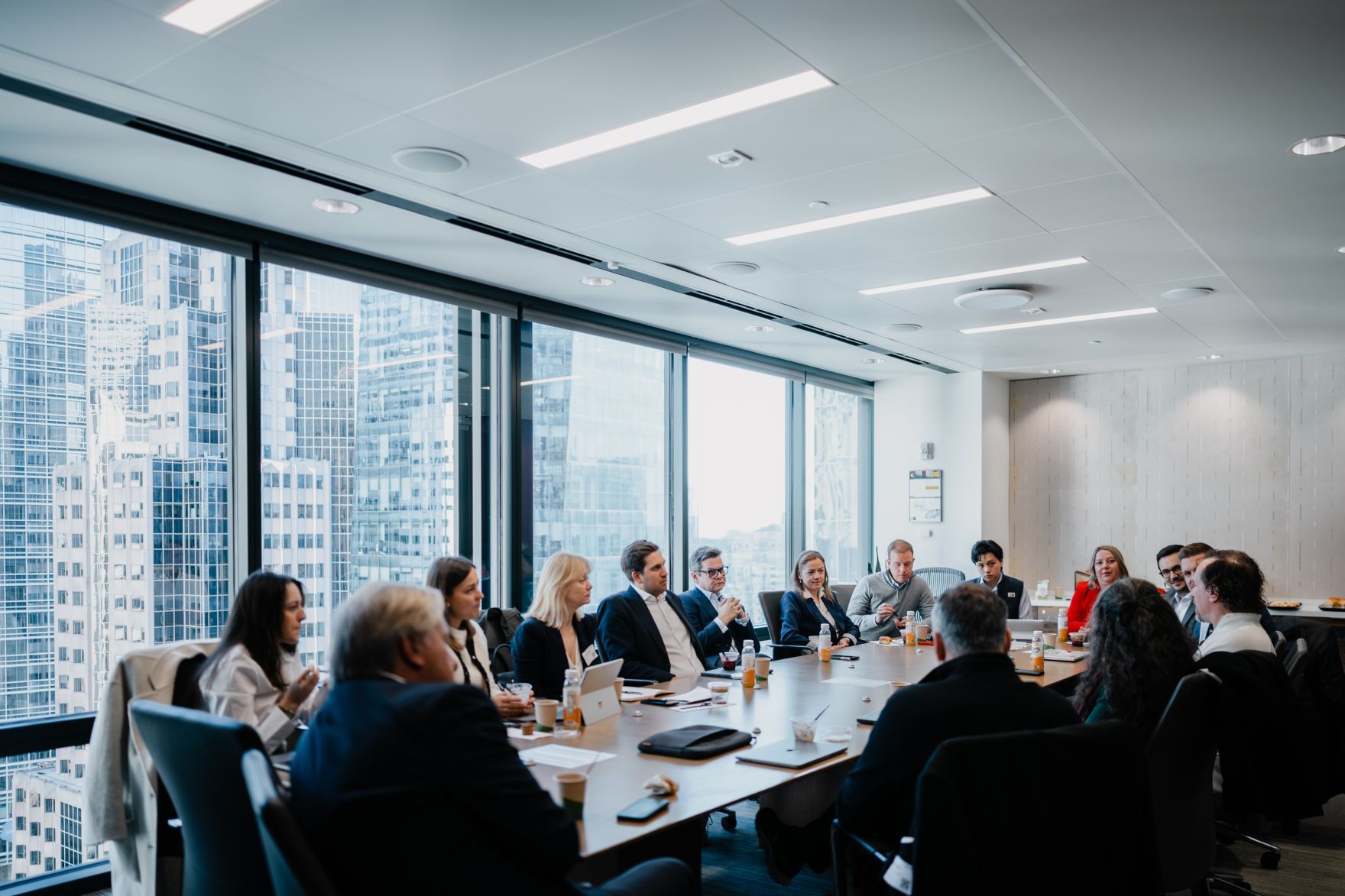 Am 8. J&auml;nner 2026 setzte Staatssekret&auml;r Alexander Pr&ouml;ll (m.l.) seinen mehrt&auml;gigen Arbeitsbesuch in den Vereinigten Staaten von Amerika fort. Im Bild mit bei einem Arbeitsfr&uuml;hst&uuml;ck.