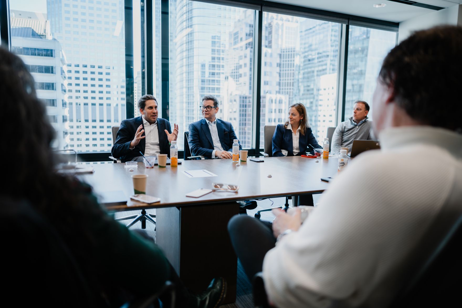 Am 8. J&auml;nner 2026 setzte Staatssekret&auml;r Alexander Pr&ouml;ll (l.) seinen mehrt&auml;gigen Arbeitsbesuch in den Vereinigten Staaten von Amerika fort. Im Bild mit bei einem Arbeitsfr&uuml;hst&uuml;ck.