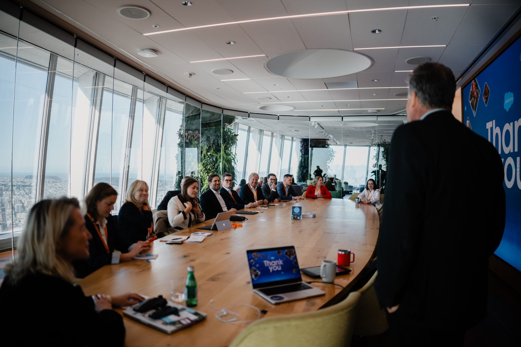 Am 8. J&auml;nner 2026 setzte Staatssekret&auml;r Alexander Pr&ouml;ll (m.) seinen mehrt&auml;gigen Arbeitsbesuch in den Vereinigten Staaten von Amerika fort. Im Bild bei einem Arbeitsgespr&auml;ch beim Unternehmen Salesforce.