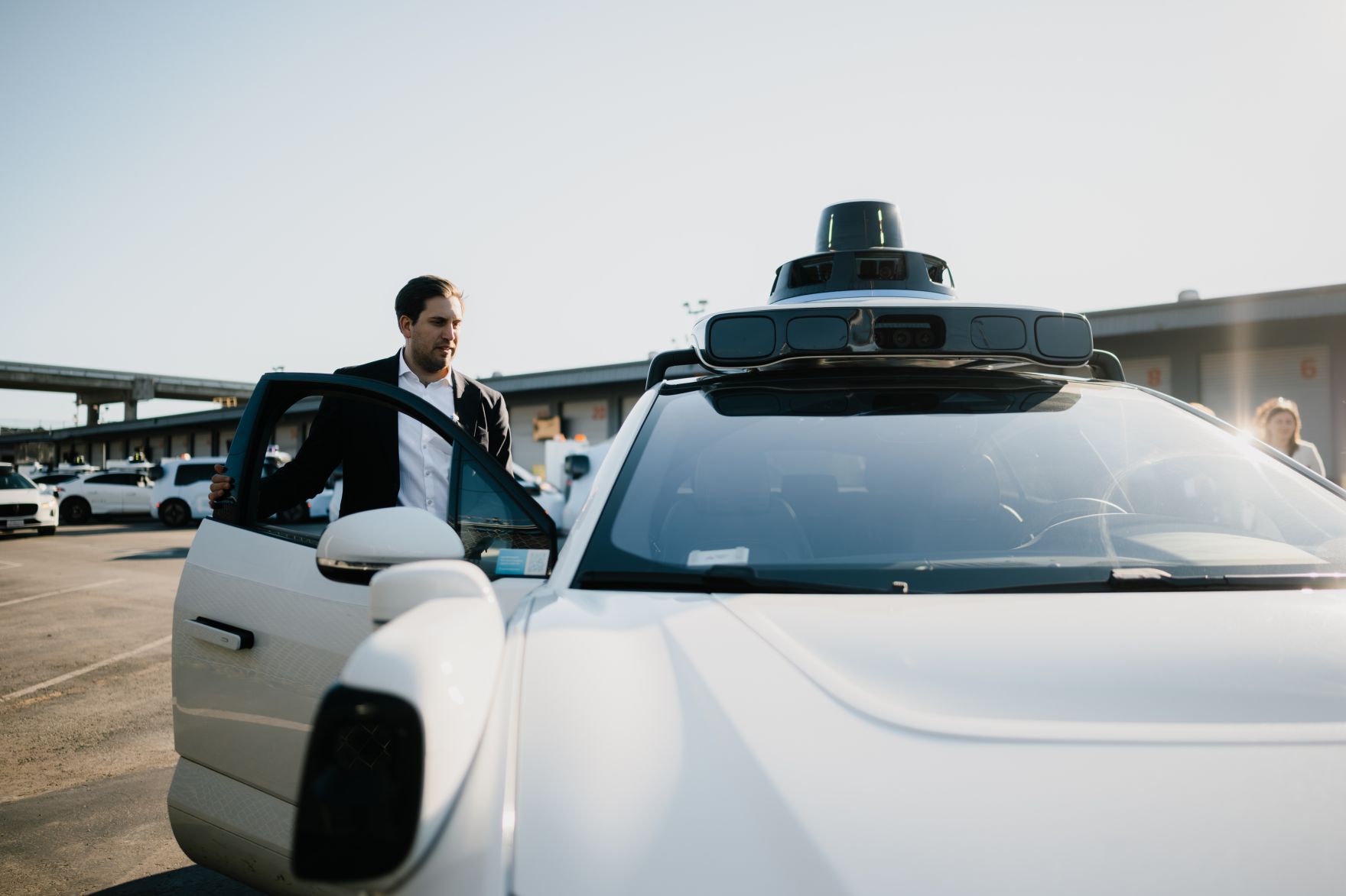 Am 8. J&auml;nner 2026 setzte Staatssekret&auml;r Alexander Pr&ouml;ll (l.) seinen mehrt&auml;gigen Arbeitsbesuch in den Vereinigten Staaten von Amerika fort. Im Bild bei einem Betriebsbesuch von Waymo.