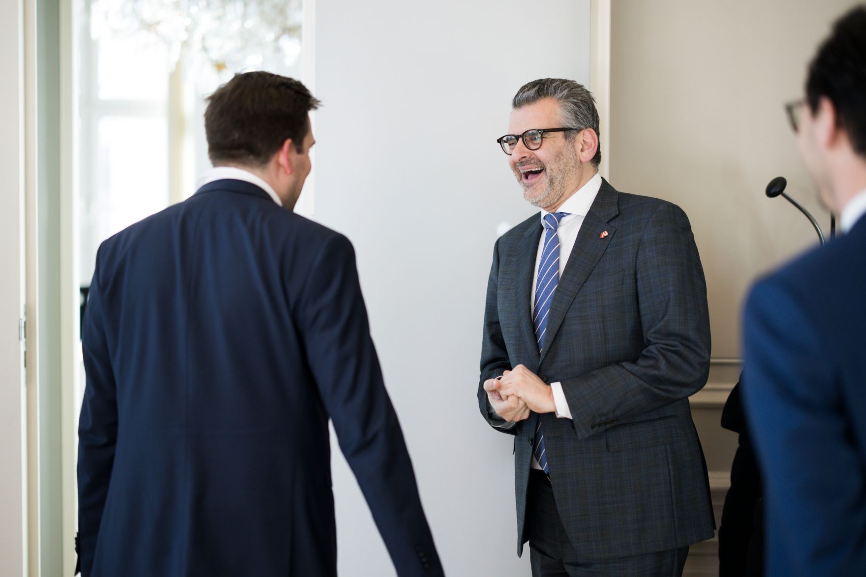 Am 3. April 2025 empfing Staatssekret&auml;r Alexander Pr&ouml;ll (l.) den Pr&auml;sidenten des &Ouml;RAK, Armenak Utudjian (m.) zu einem Arbeitsgespr&auml;ch.