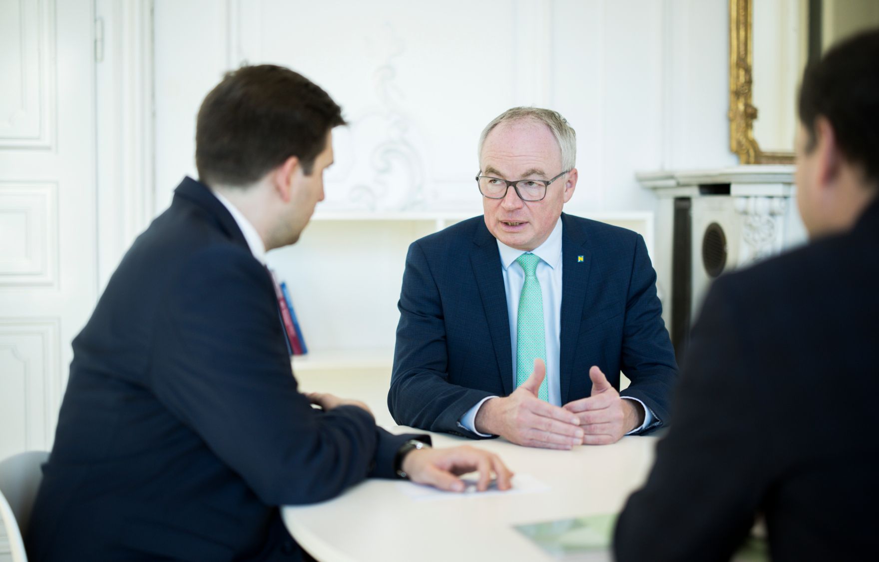 Am 3. April 2025 empfing Staatssekret&auml;r Alexander Pr&ouml;ll (l.) den Landeshauptfrau-Stellvertreter von Nieder&ouml;sterreich, Stephan Pernkopf (m.) zu einem Arbeitsgespr&auml;ch.