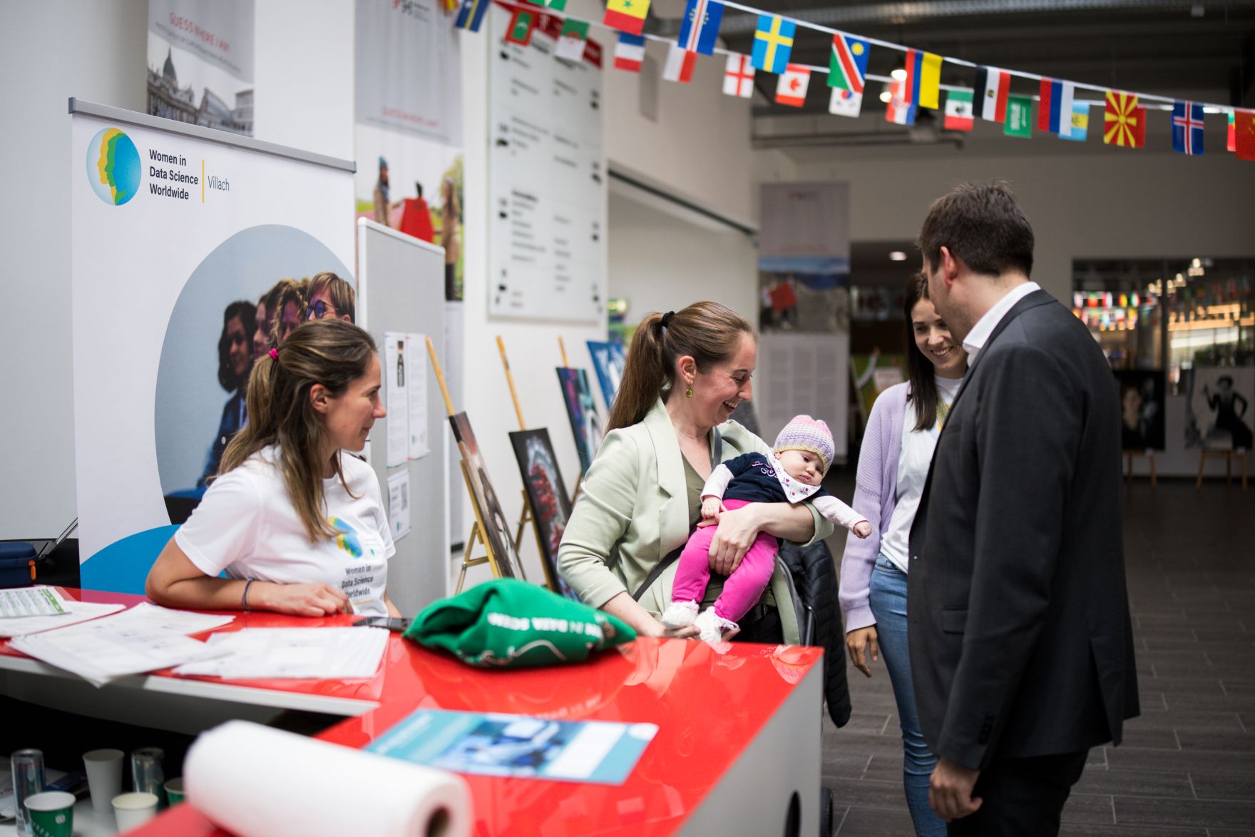 Am 10. April 2025 besuchte Staatssekret&auml;r Alexander Pr&ouml;ll (r.) im Rahmen seines Bundesl&auml;ndertages die Carinthia University of Applied Sciences.