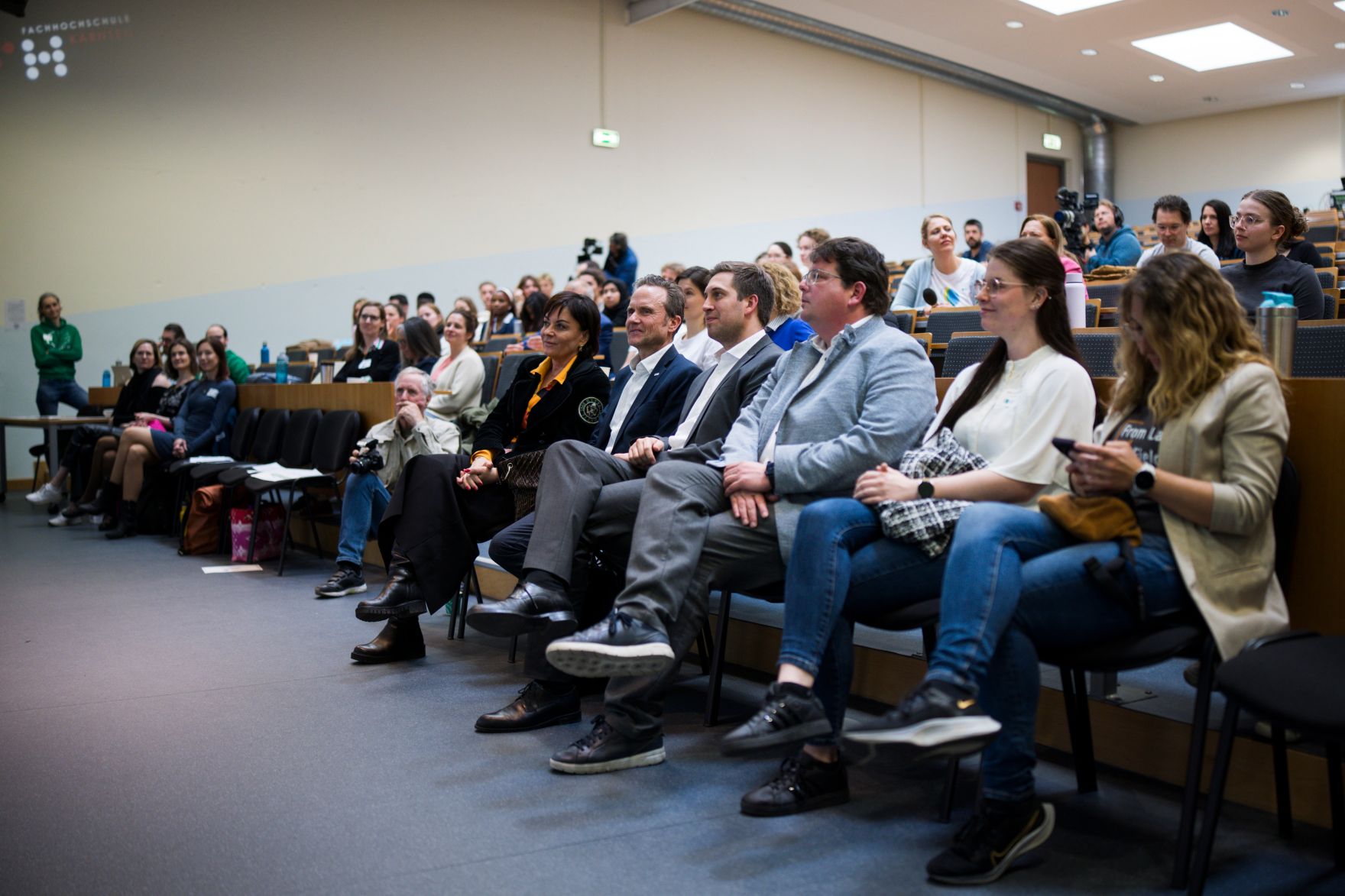 Am 10. April 2025 besuchte Staatssekret&auml;r Alexander Pr&ouml;ll (4.v.r.) im Rahmen seines Bundesl&auml;ndertages die Carinthia University of Applied Sciences. Im Bild bei der 6th Women in Data Science Villach conference.