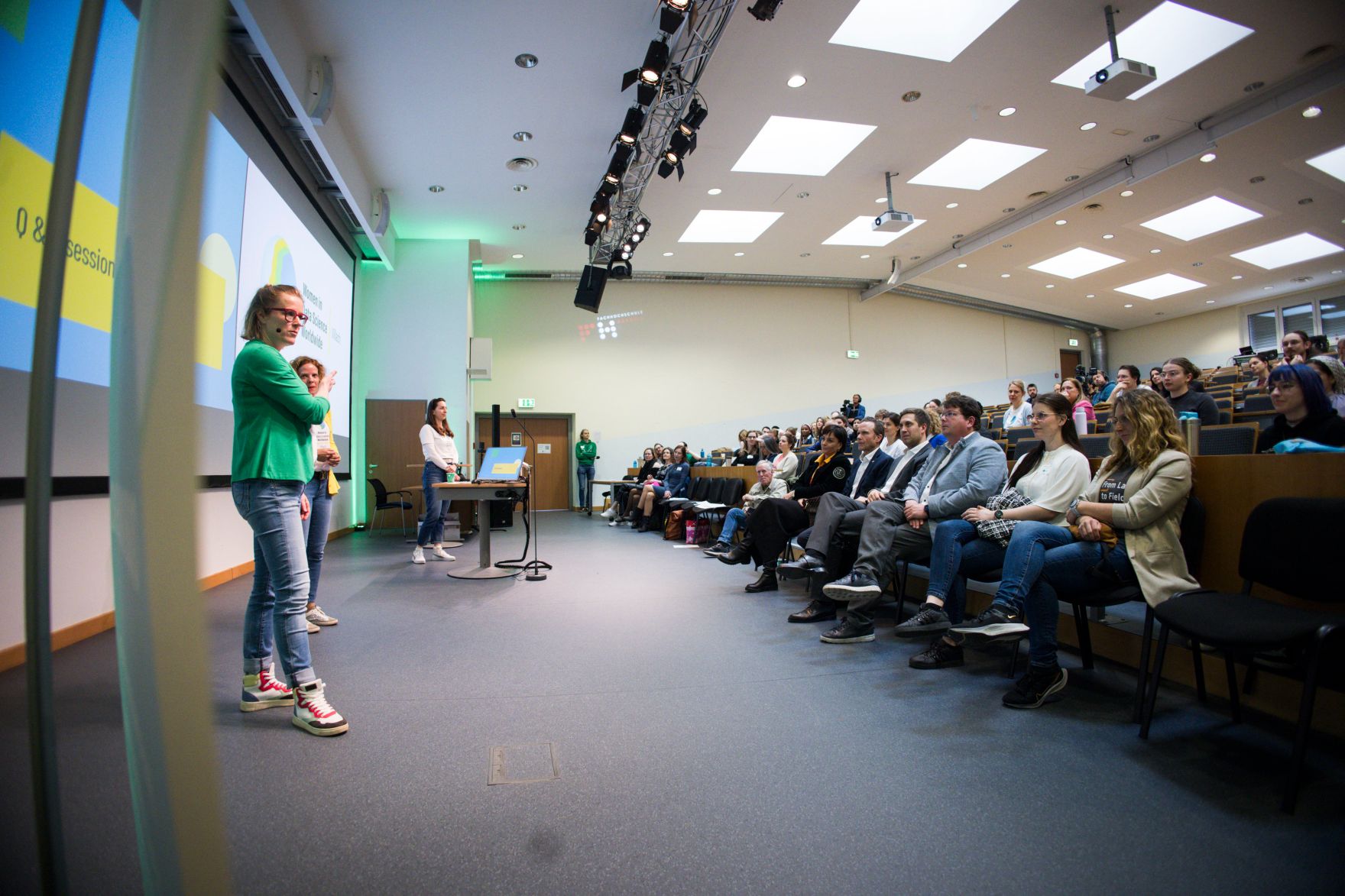 Am 10. April 2025 besuchte Staatssekret&auml;r Alexander Pr&ouml;ll im Rahmen seines Bundesl&auml;ndertages die Carinthia University of Applied Sciences. Im Bild bei der 6th Women in Data Science Villach conference.