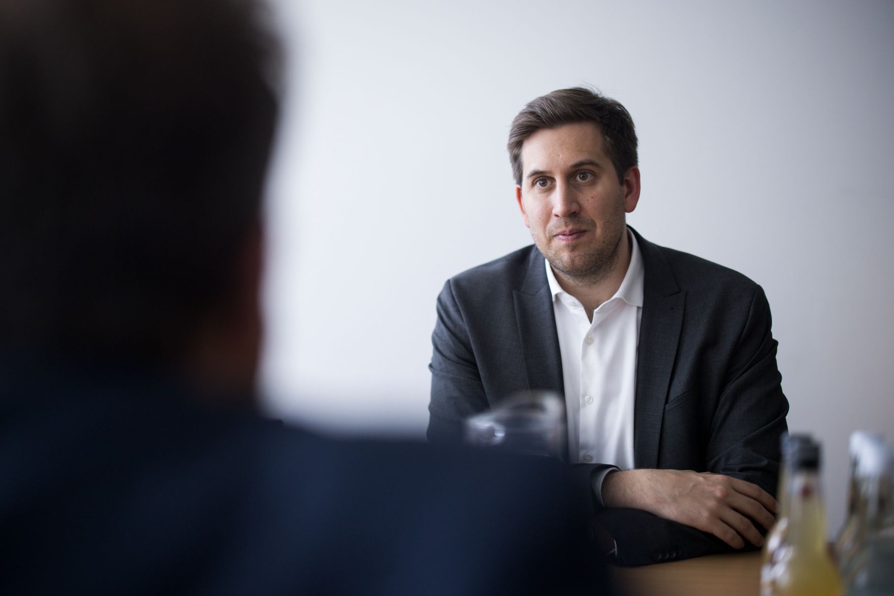 Am 10. April 2025 besuchte Staatssekret&auml;r Alexander Pr&ouml;ll (r.) im Rahmen seines Bundesl&auml;ndertages die Carinthia University of Applied Sciences. Im Bild bei einem Arbeitsgespr&auml;ch.